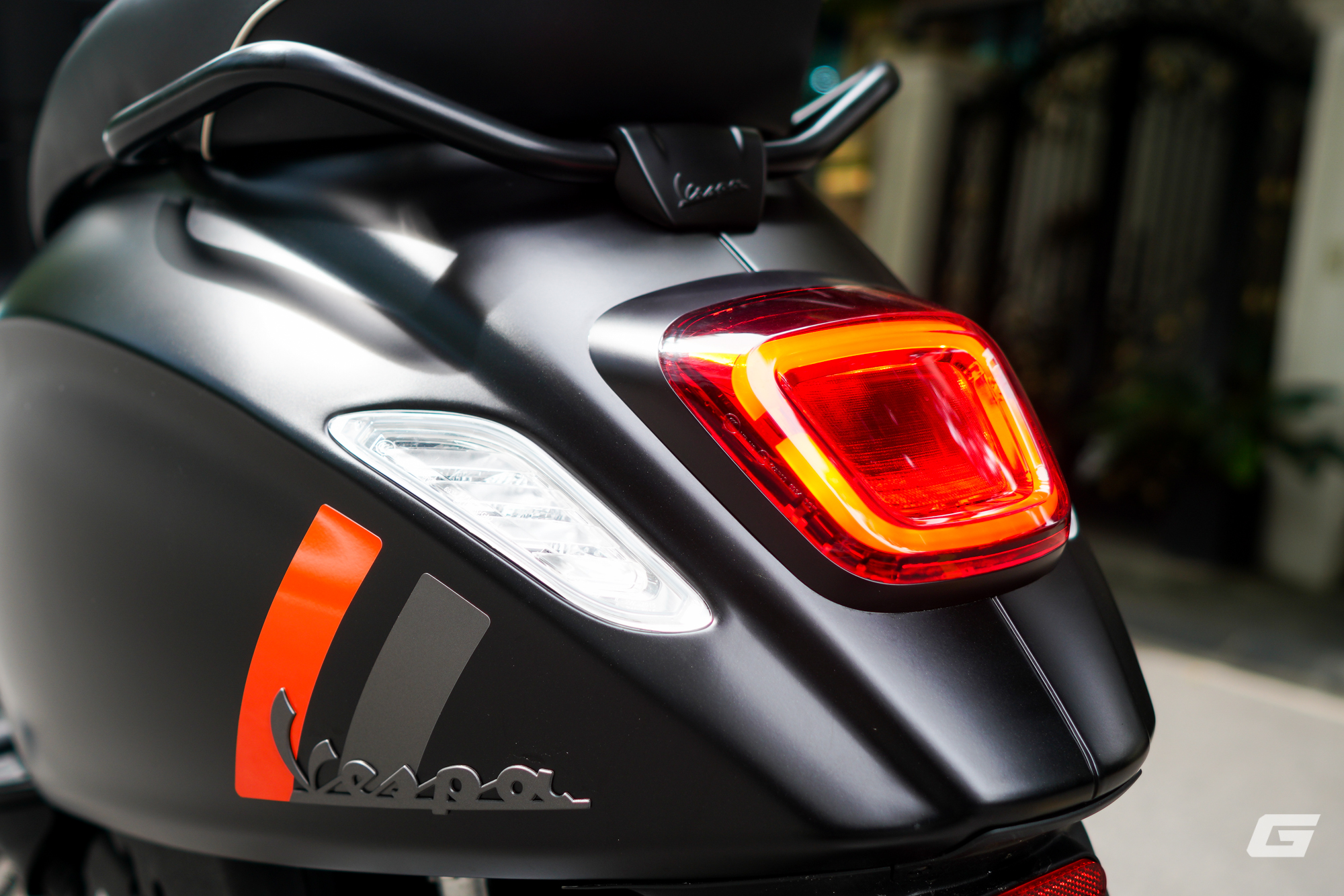 Vespa Sprint S 125 2025: Vận hành linh hoạt, mức tiêu thụ nhiên liệu thực tế chỉ từ 2.3L/100Km- Ảnh 12. Vespa Sprint S 125 2025: Vận hành linh hoạt, mức tiêu thụ nhiên liệu thực tế chỉ từ 2.3L/100Km- Ảnh 12.