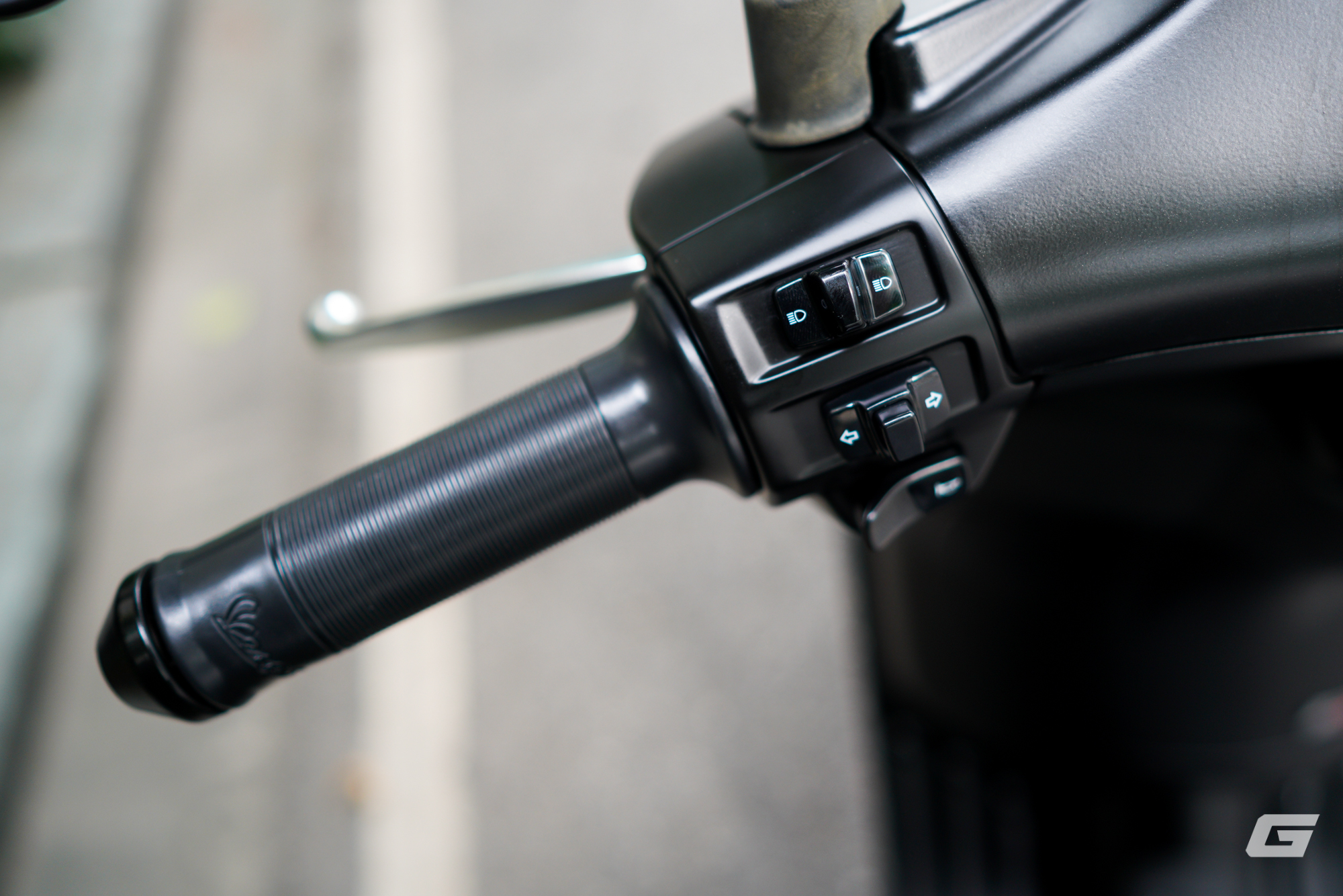 Vespa Sprint S 125 2025: Vận hành linh hoạt, mức tiêu thụ nhiên liệu thực tế chỉ từ 2.3L/100Km- Ảnh 9. Vespa Sprint S 125 2025: Vận hành linh hoạt, mức tiêu thụ nhiên liệu thực tế chỉ từ 2.3L/100Km- Ảnh 9.