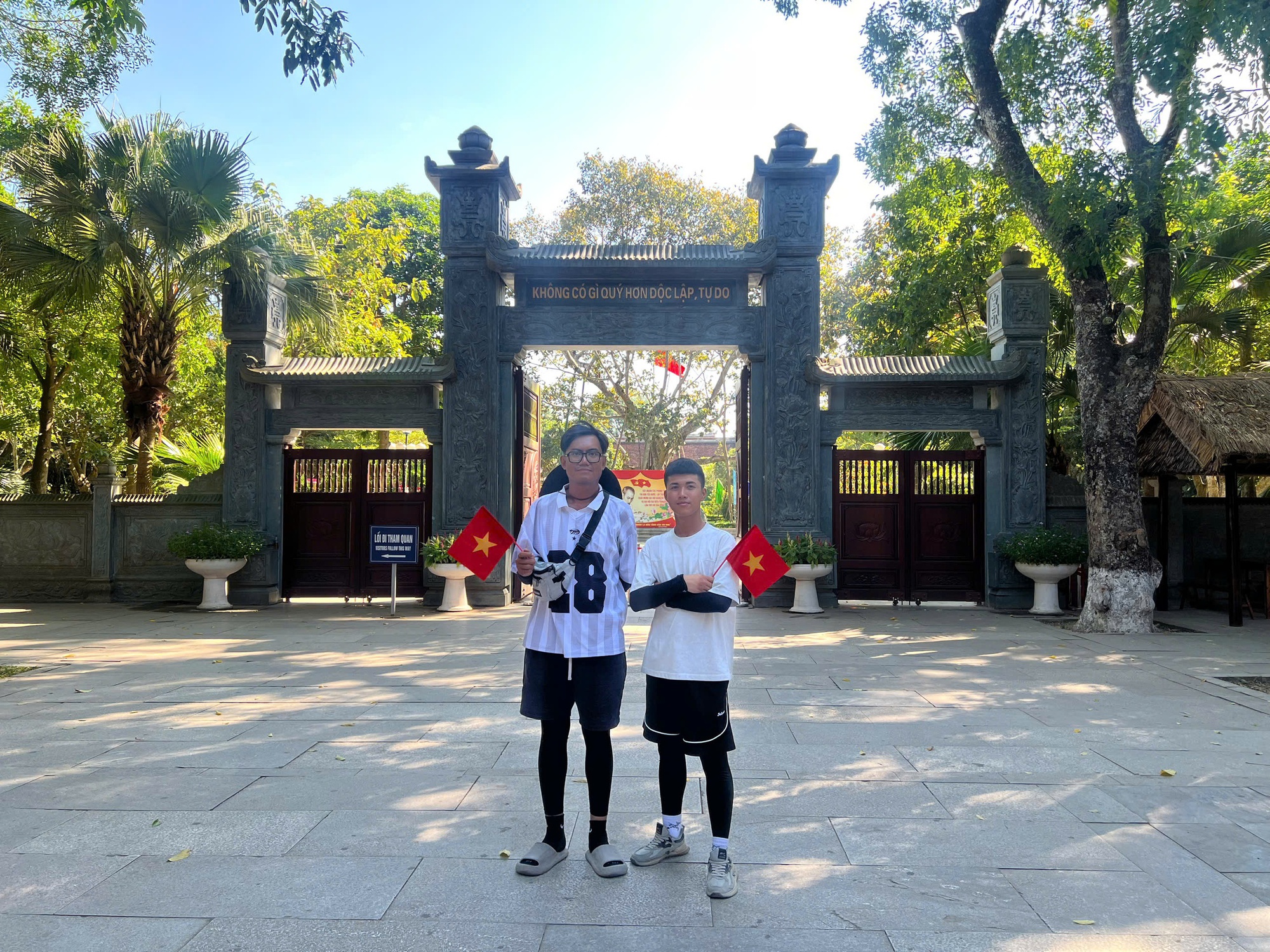 Hai chàng trai đi bộ hơn 2 tháng để đến Hà Nội dịp 2/9: Bữa sáng không thể nào quên ở Nghệ An- Ảnh 7. Hai chàng trai đi bộ hơn 2 tháng để đến Hà Nội dịp 2/9: Bữa sáng không thể nào quên ở Nghệ An- Ảnh 7.