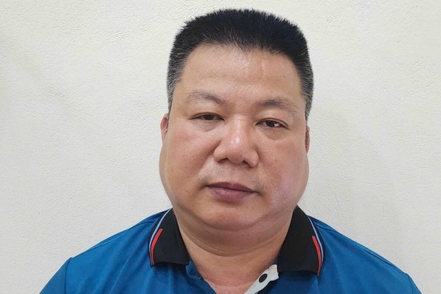 Khởi tố tài xế rút chìa khoá xe khách, khiến hàng chục người kẹt trên đường- Ảnh 1. Khởi tố tài xế rút chìa khoá xe khách, khiến hàng chục người kẹt trên đường- Ảnh 1.