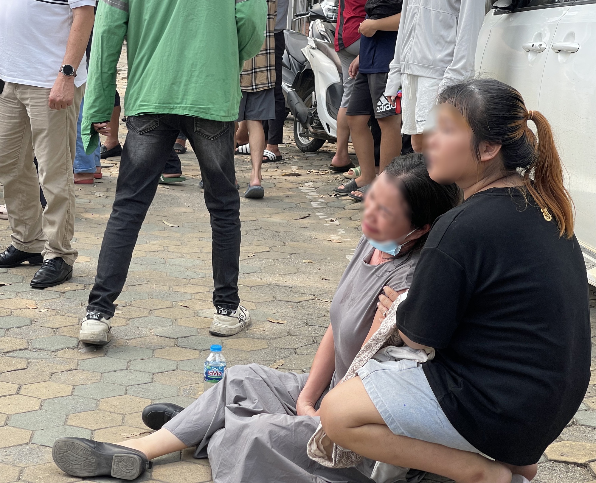 Người thân khóc nghẹn bên hiện trường vụ tai nạn khiến nam thanh niên 20 tuổi tử vong ở Hà Nội- Ảnh 3. Người thân khóc nghẹn bên hiện trường vụ tai nạn khiến nam thanh niên 20 tuổi tử vong ở Hà Nội- Ảnh 3.