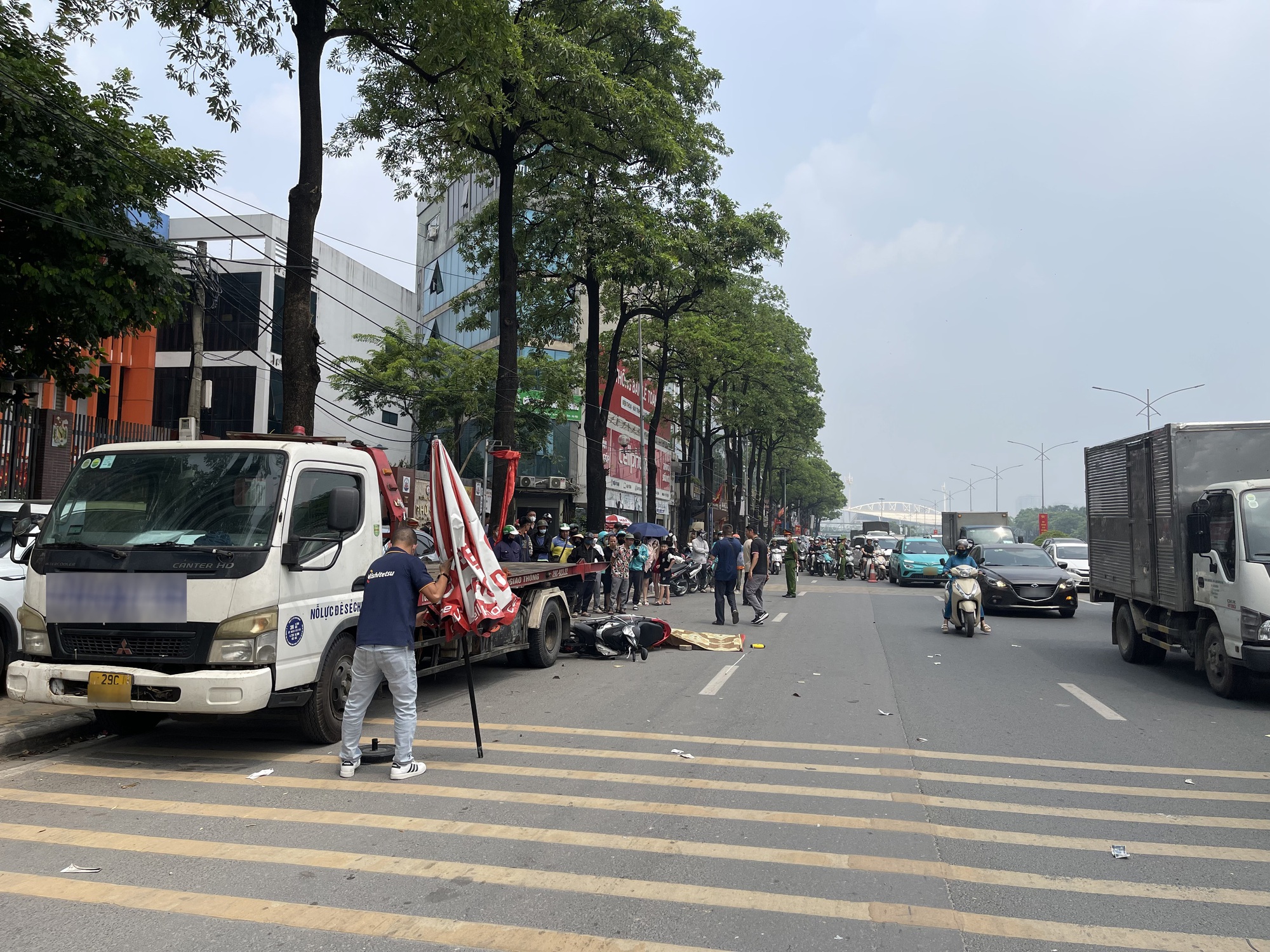Người thân khóc nghẹn bên hiện trường vụ tai nạn khiến nam thanh niên 20 tuổi tử vong ở Hà Nội- Ảnh 1. Người thân khóc nghẹn bên hiện trường vụ tai nạn khiến nam thanh niên 20 tuổi tử vong ở Hà Nội- Ảnh 1.