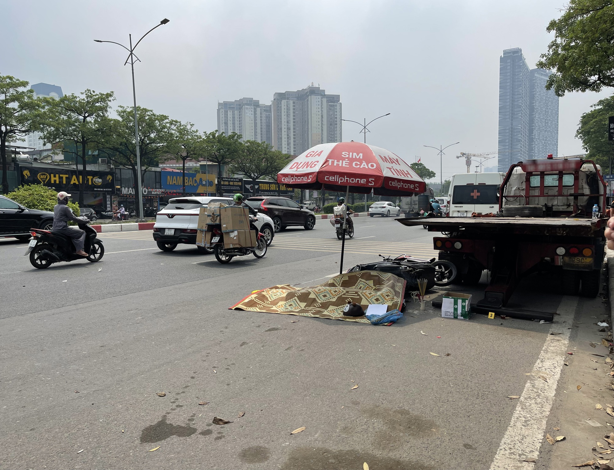 Người thân khóc nghẹn bên hiện trường vụ tai nạn khiến nam thanh niên 20 tuổi tử vong ở Hà Nội- Ảnh 2. Người thân khóc nghẹn bên hiện trường vụ tai nạn khiến nam thanh niên 20 tuổi tử vong ở Hà Nội- Ảnh 2.
