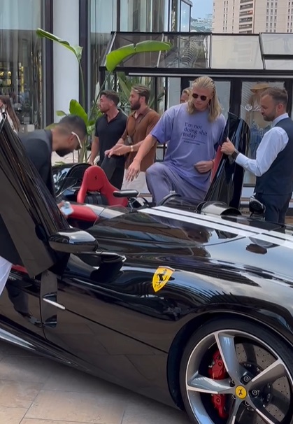 Cầu thủ nổi tiếng vung 7 tỷ tậu siêu xe Cầu thủ nổi tiếng vung 7 tỷ tậu siêu xe