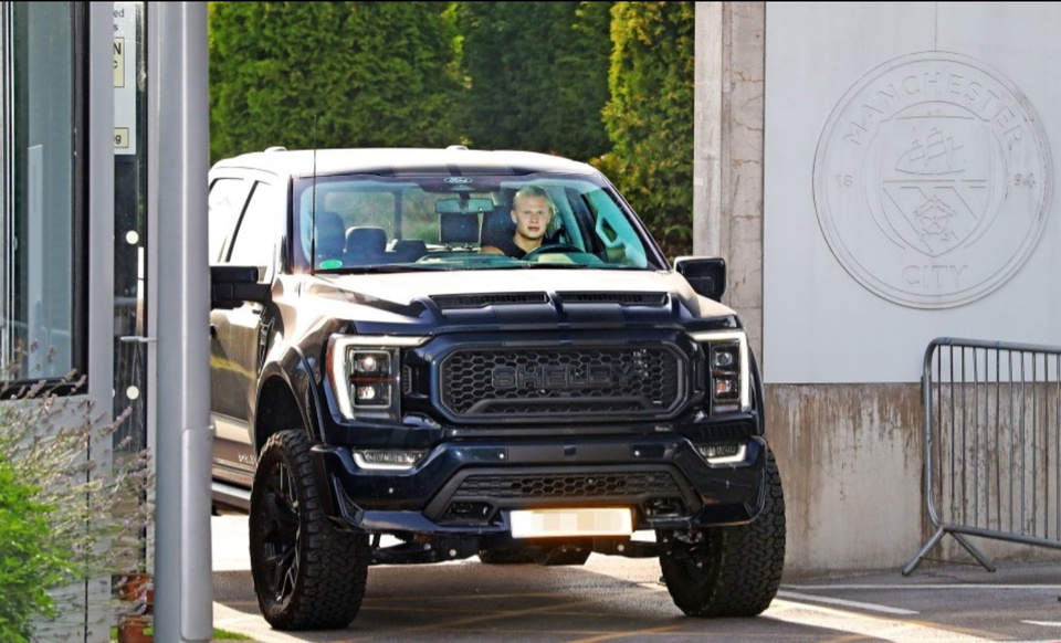 Cầu thủ nổi tiếng vung 7 tỷ tậu siêu xe Cầu thủ nổi tiếng vung 7 tỷ tậu siêu xe