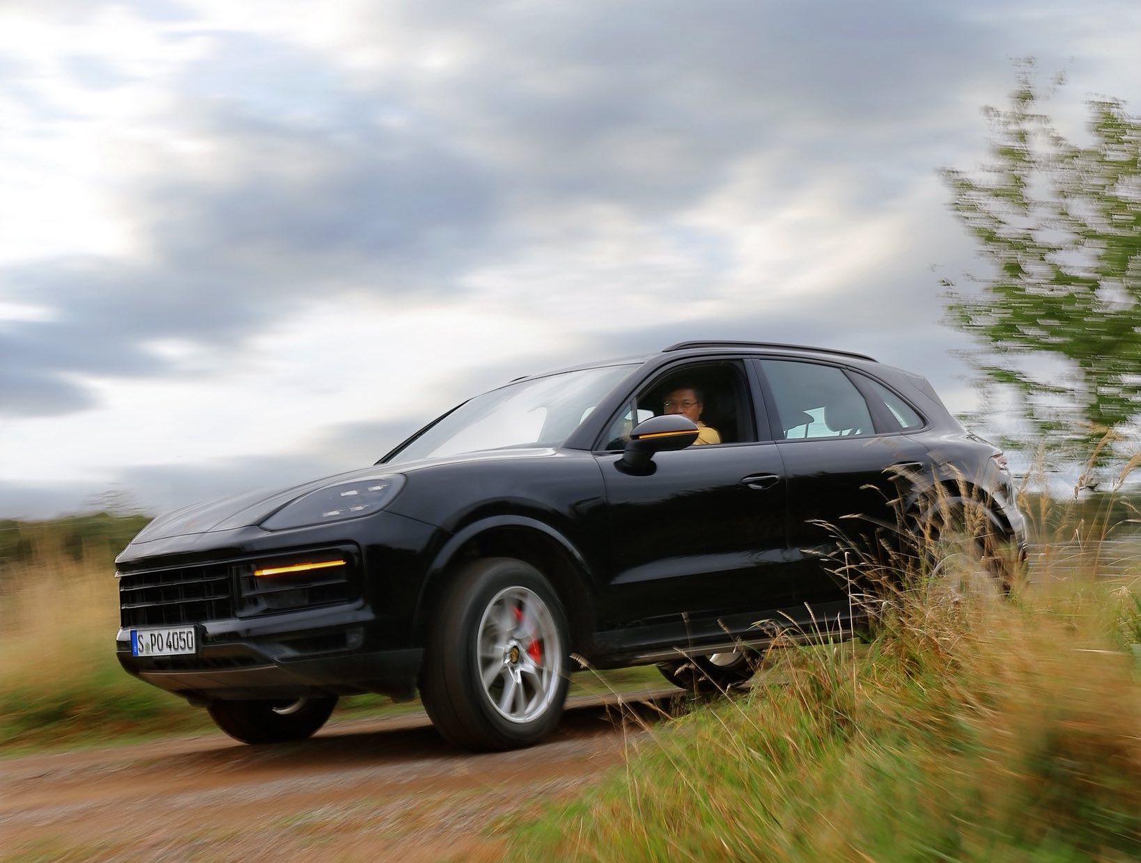 Porsche Cayenne S E-Hybrid đầu tiên Việt Nam đi kèm option gần 800 triệu đồng, biển số đắt ngang Xforce, ‘dân chơi’ nhìn xe dễ biết chủ là ai- Ảnh 6.
