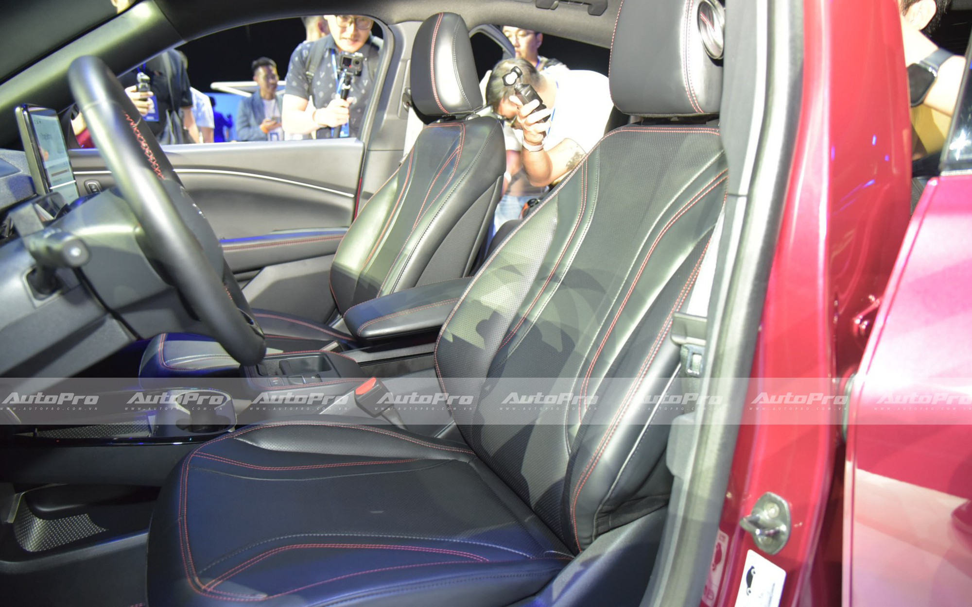 Ford Mustang Mach-E ra mắt Việt Nam: Giá 2,599 tỷ đồng, mạnh gần 400hp, đầy pin dư sức chạy Hà Nội - Quảng Bình- Ảnh 11.