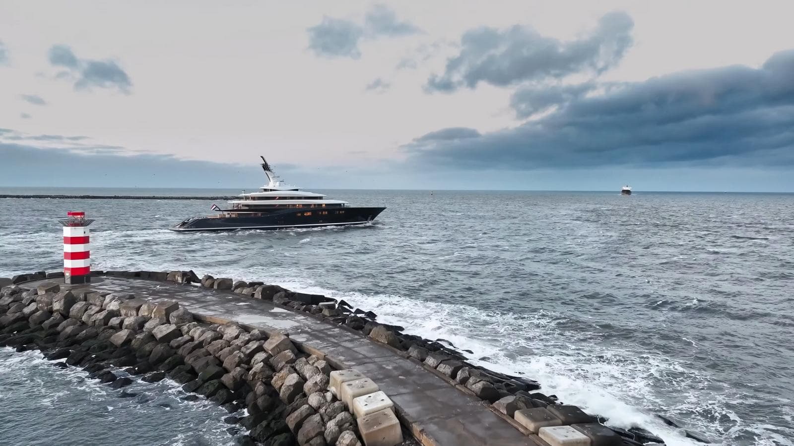 Lần đầu tiên được trang bị công nghệ này - siêu du thuyền 645 triệu USD của Bill Gates có thể chạy 1 tuần không tốn một giọt dầu diesel, được gọi là 'cột mốc mới của ngành hàng hải'- Ảnh 4. Lần đầu tiên được trang bị công nghệ này - siêu du thuyền 645 triệu USD của Bill Gates có thể chạy 1 tuần không tốn một giọt dầu diesel, được gọi là 'cột mốc mới của ngành hàng hải'- Ảnh 4.