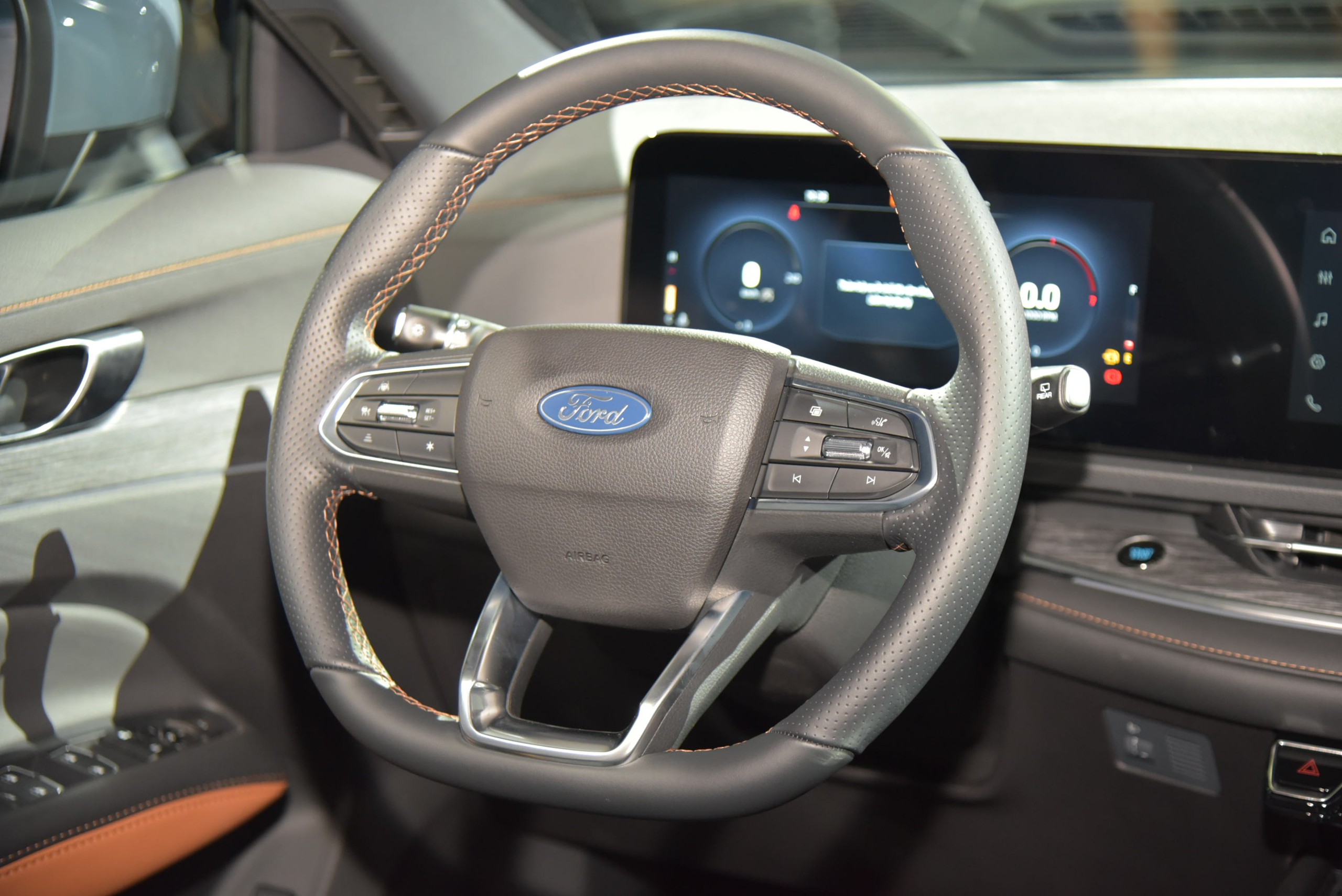 Chênh tới 134 triệu đồng, 3 bản Ford Territory 2025 nhìn qua gần giống nhưng ‘bóc’ kỹ mới thấy khác rõ về công nghệ- Ảnh 11.