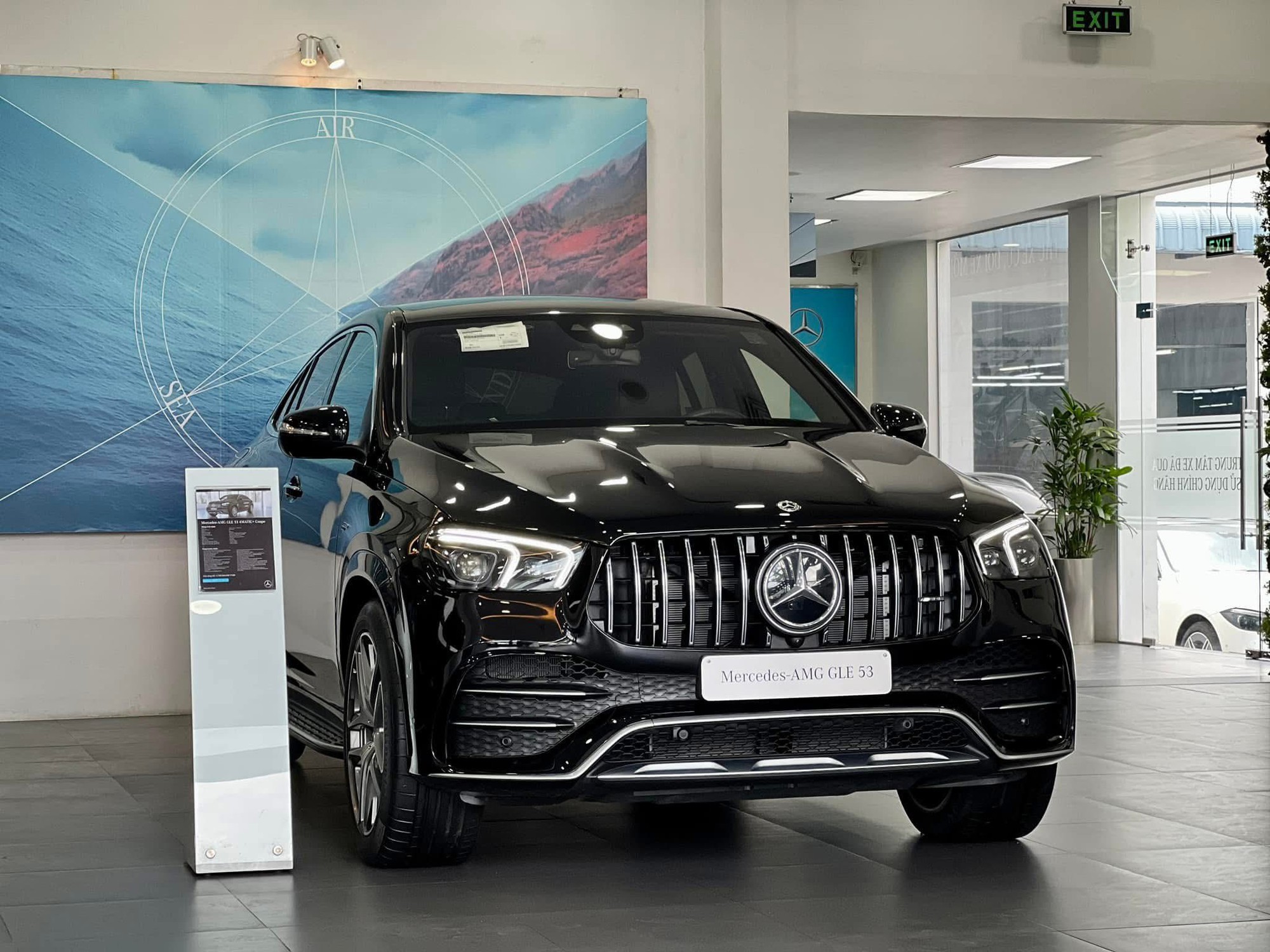 Mercedes-AMG GLE 53 giảm giá ‘kịch sàn’ còn gần 3,6 tỷ tại đại lý: Rẻ hơn Land Cruiser cả tỷ đồng, người mua phải đánh đổi một điều- Ảnh 3.