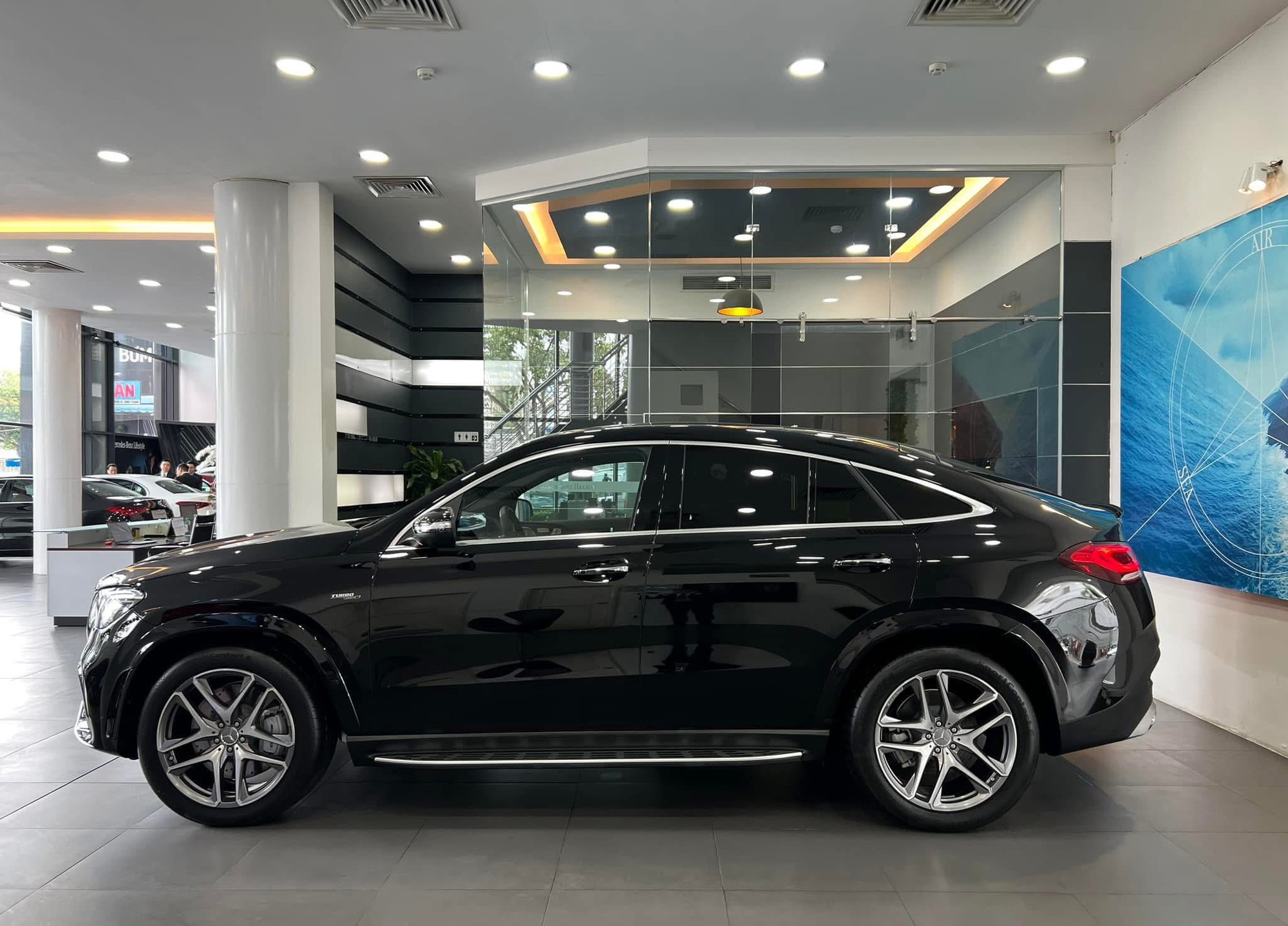 Mercedes-AMG GLE 53 giảm giá ‘kịch sàn’ còn gần 3,6 tỷ tại đại lý: Rẻ hơn Land Cruiser cả tỷ đồng, người mua phải đánh đổi một điều- Ảnh 4.