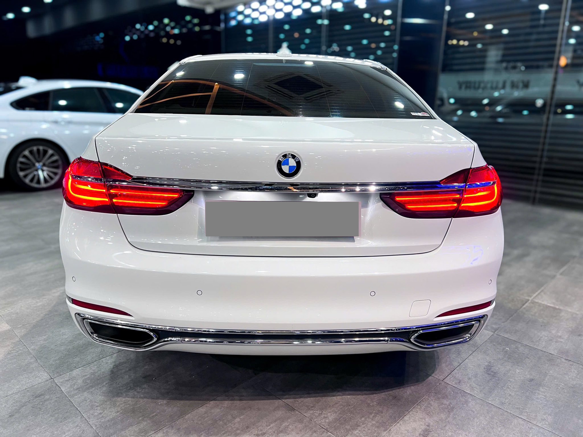 Chiếc BMW 7-Series giá 1,2 tỷ này sẽ khiến người dùng cân nhắc thay vì mua Toyota Camry 'base' mới: Dù cũ vẫn vượt nhiều trang bị, song vẫn phải chấp nhận điều này- Ảnh 4.