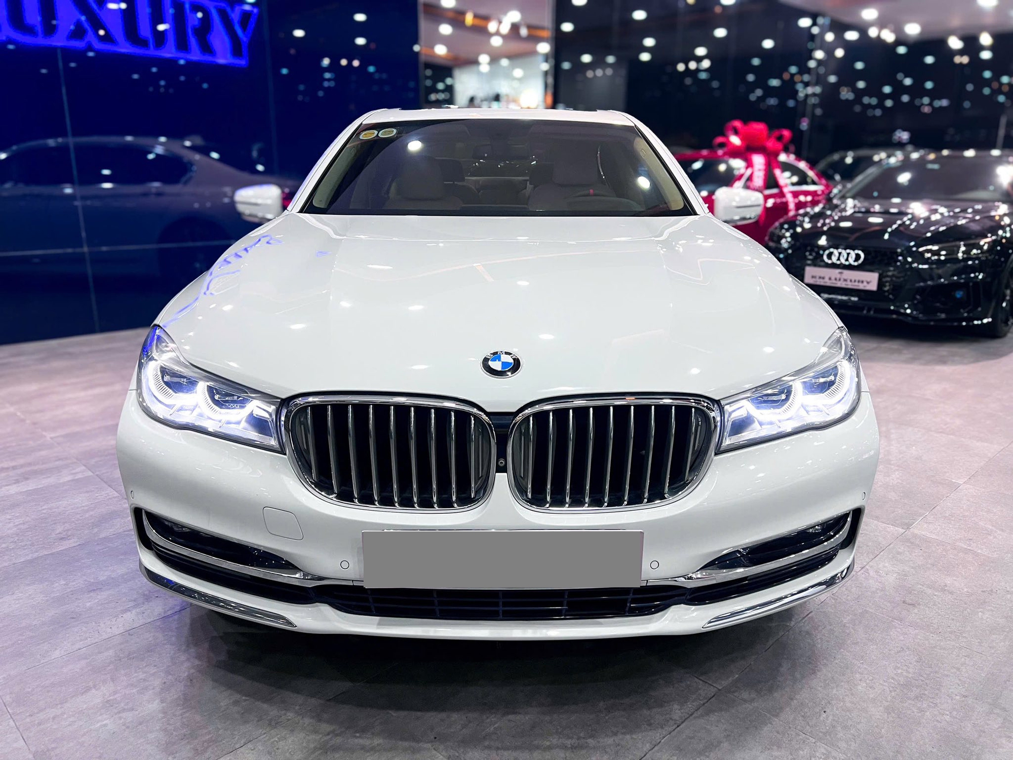 Chiếc BMW 7-Series giá 1,2 tỷ này sẽ khiến người dùng cân nhắc thay vì mua Toyota Camry 'base' mới: Dù cũ vẫn vượt nhiều trang bị, song vẫn phải chấp nhận điều này- Ảnh 3.