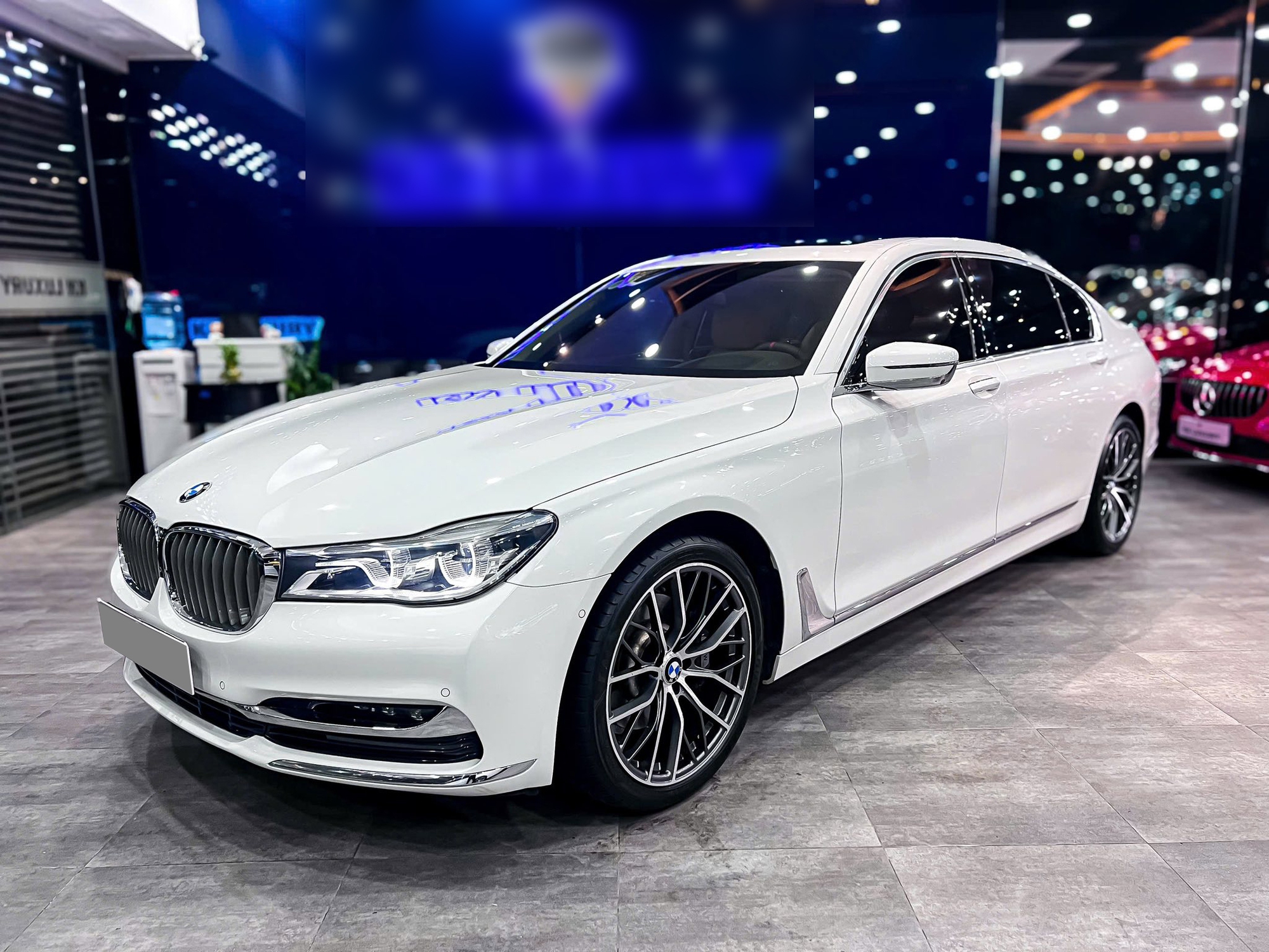 Chiếc BMW 7-Series giá 1,2 tỷ này sẽ khiến người dùng cân nhắc thay vì mua Toyota Camry 'base' mới: Dù cũ vẫn vượt nhiều trang bị, song vẫn phải chấp nhận điều này- Ảnh 2.