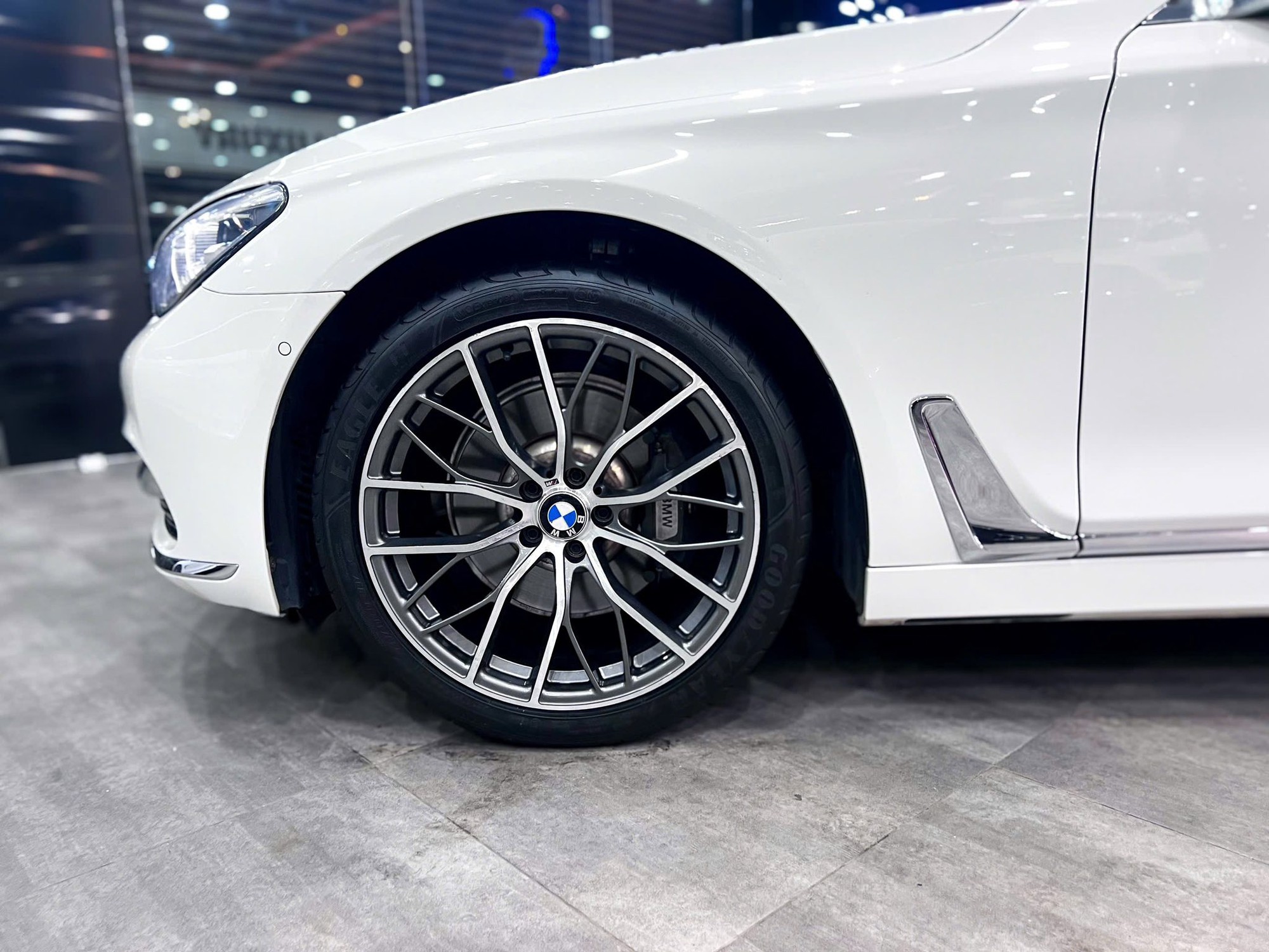 Chiếc BMW 7-Series giá 1,2 tỷ này sẽ khiến người dùng cân nhắc thay vì mua Toyota Camry 'base' mới: Dù cũ vẫn vượt nhiều trang bị, song vẫn phải chấp nhận điều này- Ảnh 6.