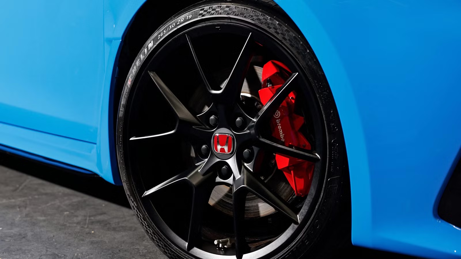 Honda Civic Type R 2025 chỉ đổi màu nhưng giá đã tăng thêm ngang một chiếc Vespa, vẫn bán hết trong vòng một nốt nhạc, nhưng chưa là gì so với Việt Nam- Ảnh 5.