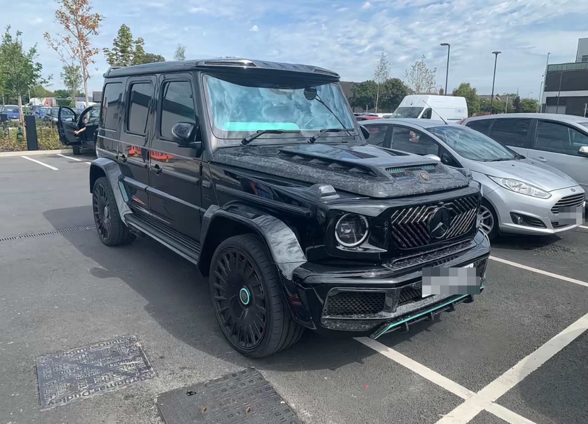 Cầu thủ nổi tiếng lái Mercedes đỗ ngang ngược ở siêu thị gây phẫn nộ- Ảnh 1.