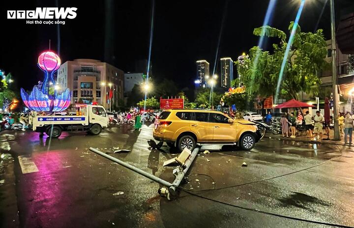 Ô tô 7 chỗ lao lên vỉa hè, tông gãy trụ camera giao thông ở Nha Trang- Ảnh 1. Ô tô 7 chỗ lao lên vỉa hè, tông gãy trụ camera giao thông ở Nha Trang- Ảnh 1.
