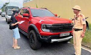 Xử phạt 23 triệu đồng tài xế ô tô che biển số bằng dòng chữ 'Happy Wedding'- Ảnh 3.