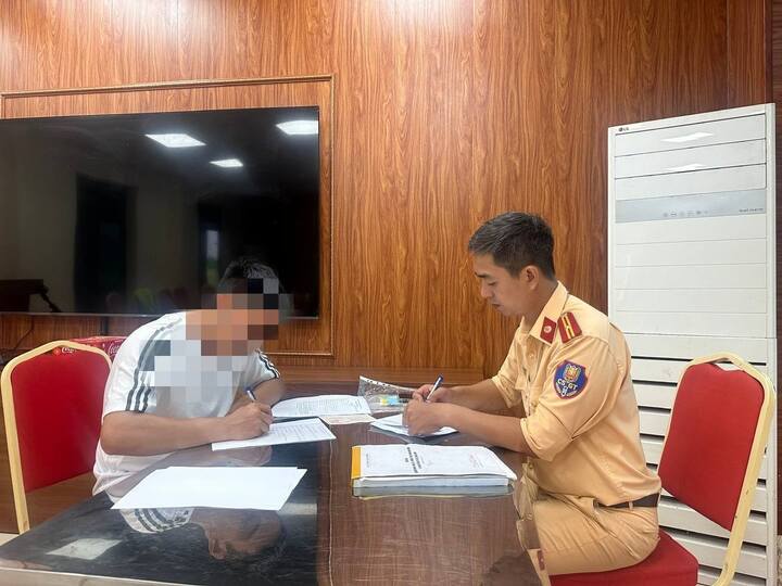 Xử phạt 23 triệu đồng tài xế ô tô che biển số bằng dòng chữ 'Happy Wedding'- Ảnh 2.