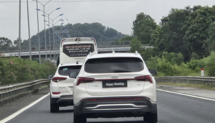 Xử phạt 23 triệu đồng tài xế ô tô che biển số bằng dòng chữ 'Happy Wedding'- Ảnh 1.