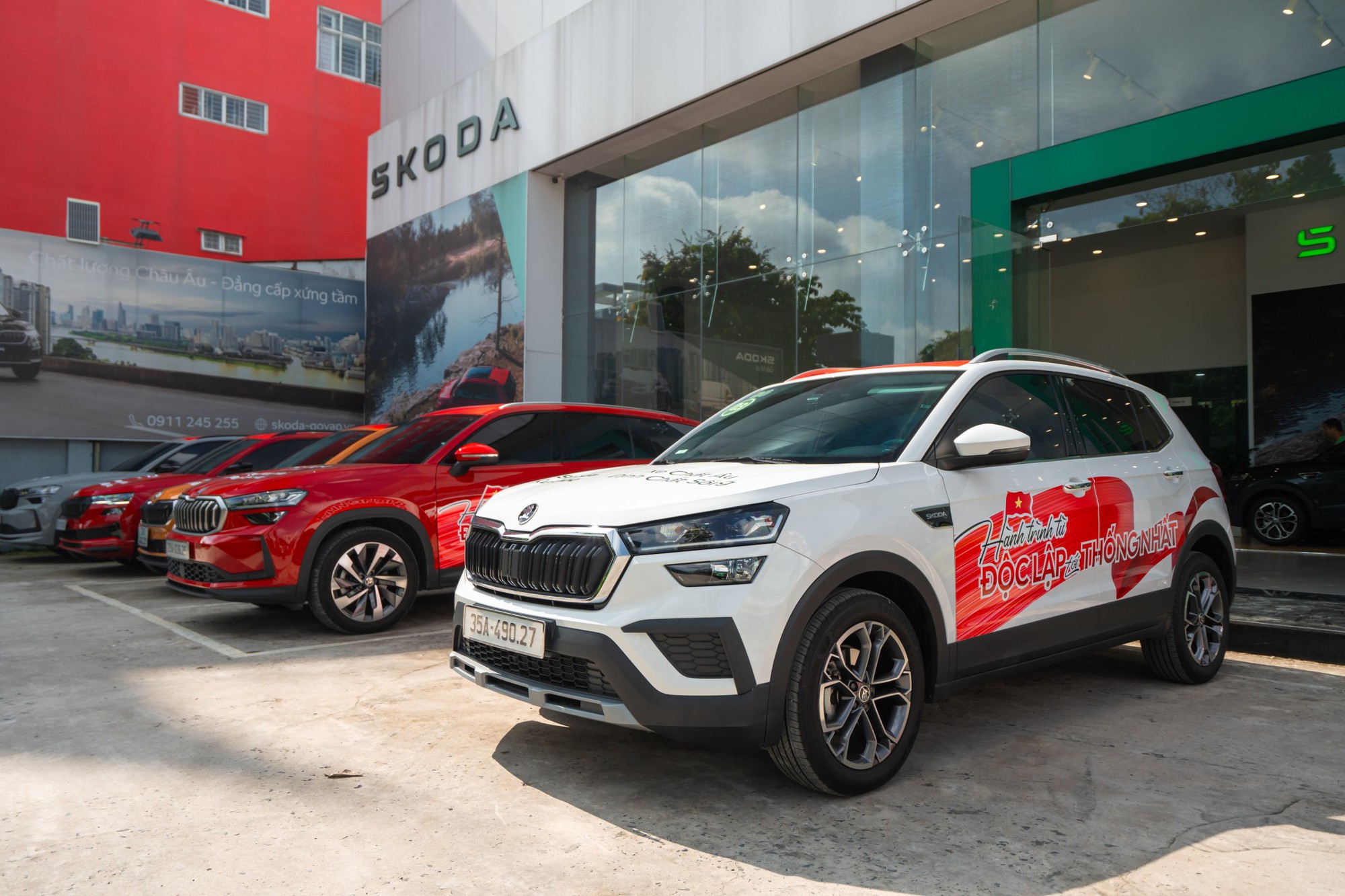 Khởi động hành trình ‘Từ Độc Lập tới Thống Nhất’: Hơn chục chiếc Skoda diễu hành qua Dinh Độc Lập trước khi lên đường xuyên Việt hơn 2.000km- Ảnh 8.