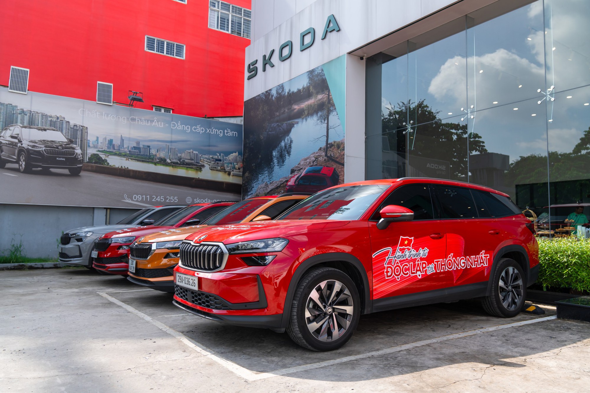 Khởi động hành trình ‘Từ Độc Lập tới Thống Nhất’: Hơn chục chiếc Skoda diễu hành qua Dinh Độc Lập trước khi lên đường xuyên Việt hơn 2.000km- Ảnh 7.