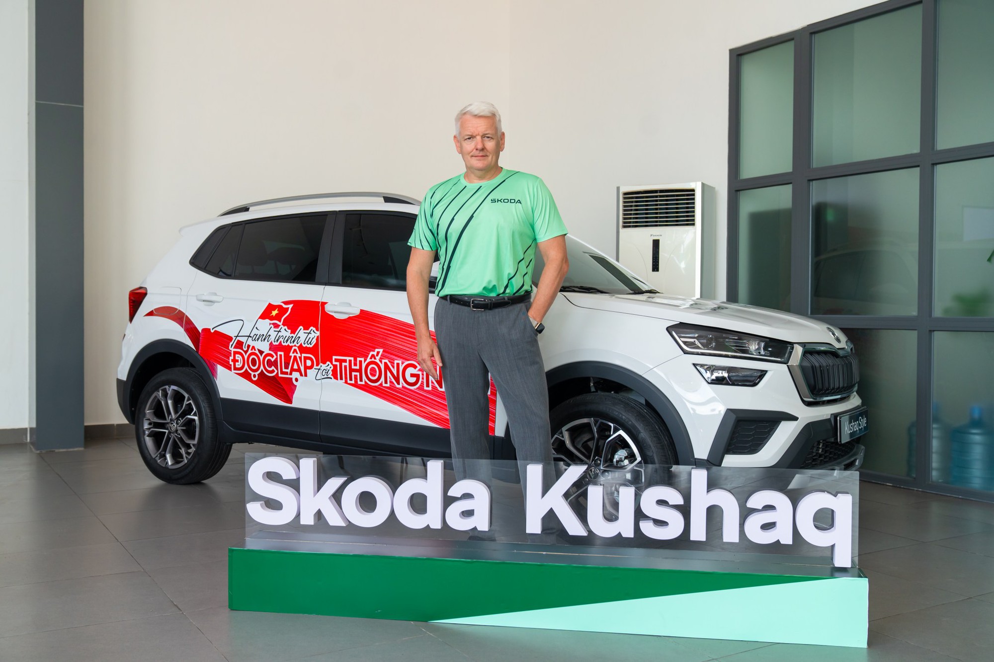 Khởi động hành trình ‘Từ Độc Lập tới Thống Nhất’: Hơn chục chiếc Skoda diễu hành qua Dinh Độc Lập trước khi lên đường xuyên Việt hơn 2.000km- Ảnh 10. Khởi động hành trình ‘Từ Độc Lập tới Thống Nhất’: Hơn chục chiếc Skoda diễu hành qua Dinh Độc Lập trước khi lên đường xuyên Việt hơn 2.000km- Ảnh 10.