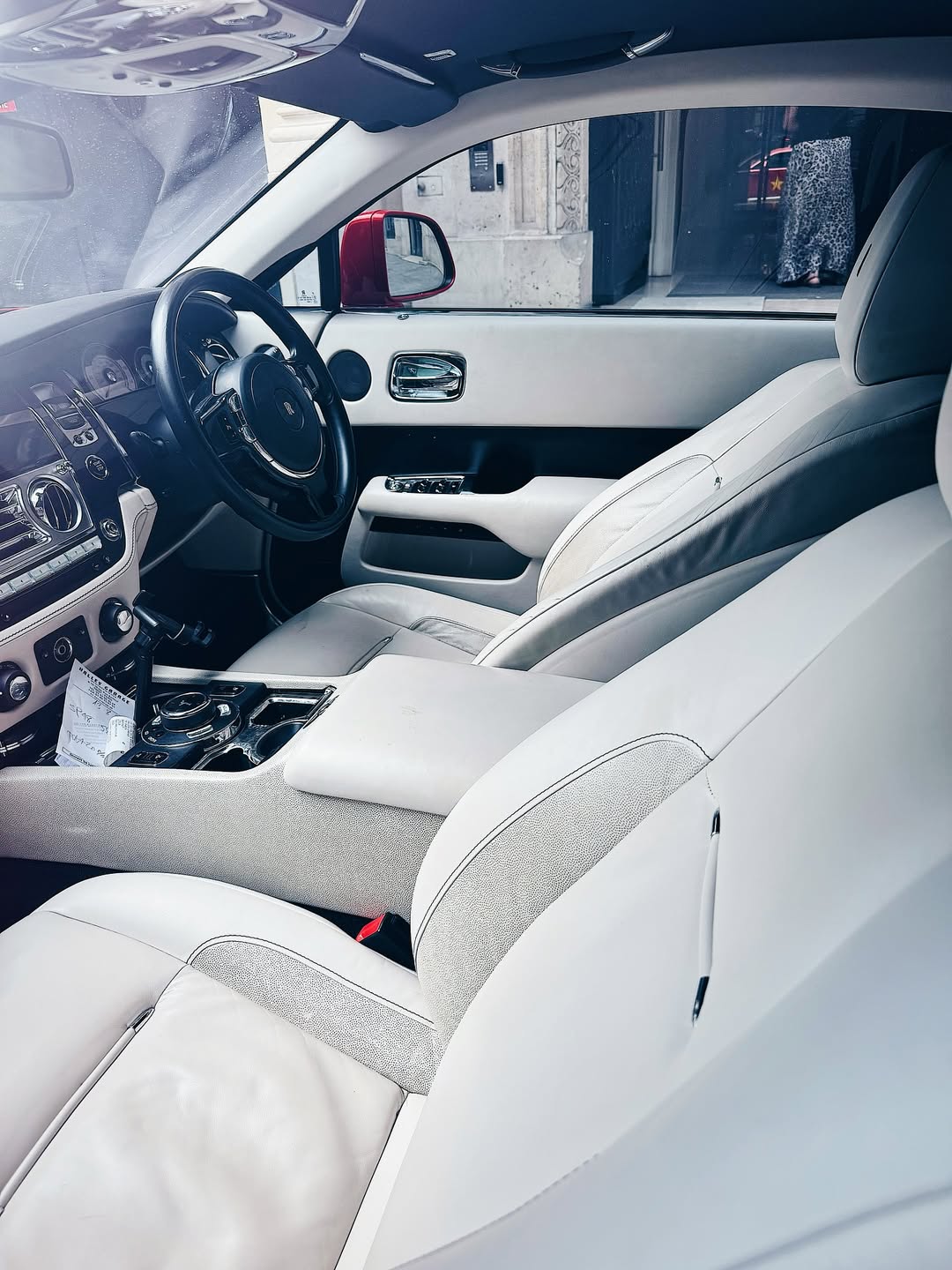 Xe Rolls-Royce 'cờ đỏ sao vàng' ở châu Âu hút 20.000 lượt tương tác, nhiều người hỏi: Sao chỉ có 3 bánh?- Ảnh 9. Xe Rolls-Royce 'cờ đỏ sao vàng' ở châu Âu hút 20.000 lượt tương tác, nhiều người hỏi: Sao chỉ có 3 bánh?- Ảnh 9.