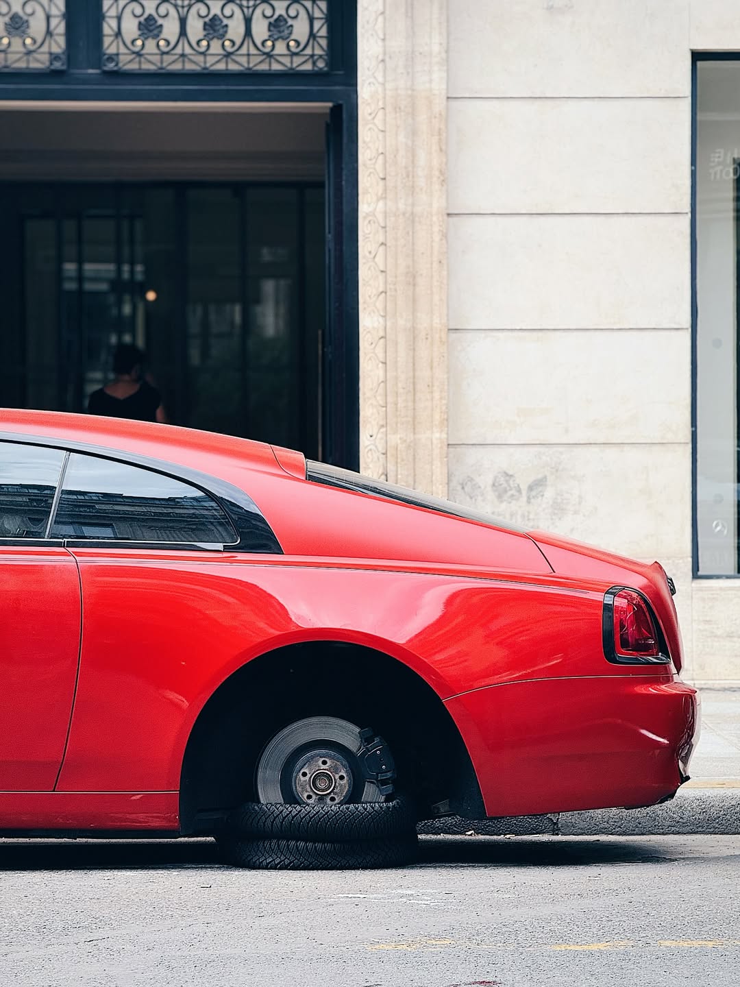 Xe Rolls-Royce 'cờ đỏ sao vàng' ở châu Âu hút 20.000 lượt tương tác, nhiều người hỏi: Sao chỉ có 3 bánh?- Ảnh 6. Xe Rolls-Royce 'cờ đỏ sao vàng' ở châu Âu hút 20.000 lượt tương tác, nhiều người hỏi: Sao chỉ có 3 bánh?- Ảnh 6.