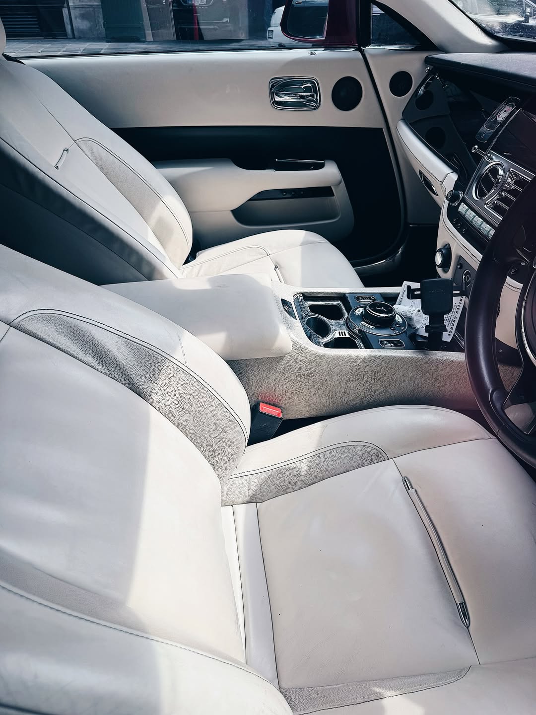 Xe Rolls-Royce 'cờ đỏ sao vàng' ở châu Âu hút 20.000 lượt tương tác, nhiều người hỏi: Sao chỉ có 3 bánh?- Ảnh 10. Xe Rolls-Royce 'cờ đỏ sao vàng' ở châu Âu hút 20.000 lượt tương tác, nhiều người hỏi: Sao chỉ có 3 bánh?- Ảnh 10.