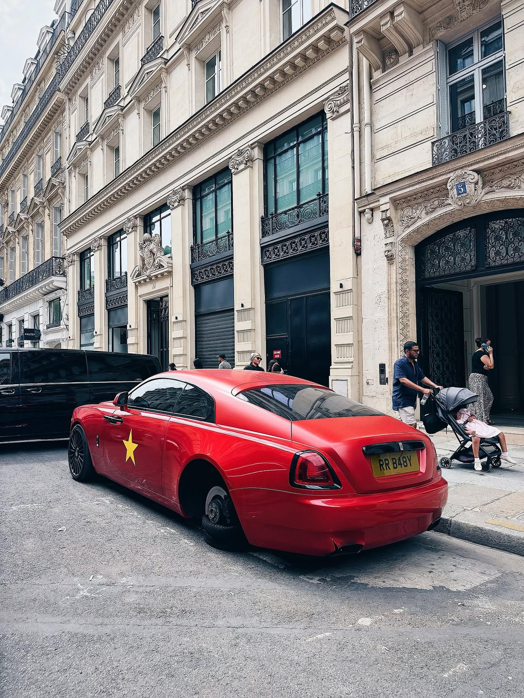 Xe Rolls-Royce 'cờ đỏ sao vàng' ở châu Âu hút 20.000 lượt tương tác, nhiều người hỏi: Sao chỉ có 3 bánh?- Ảnh 3. Xe Rolls-Royce 'cờ đỏ sao vàng' ở châu Âu hút 20.000 lượt tương tác, nhiều người hỏi: Sao chỉ có 3 bánh?- Ảnh 3.