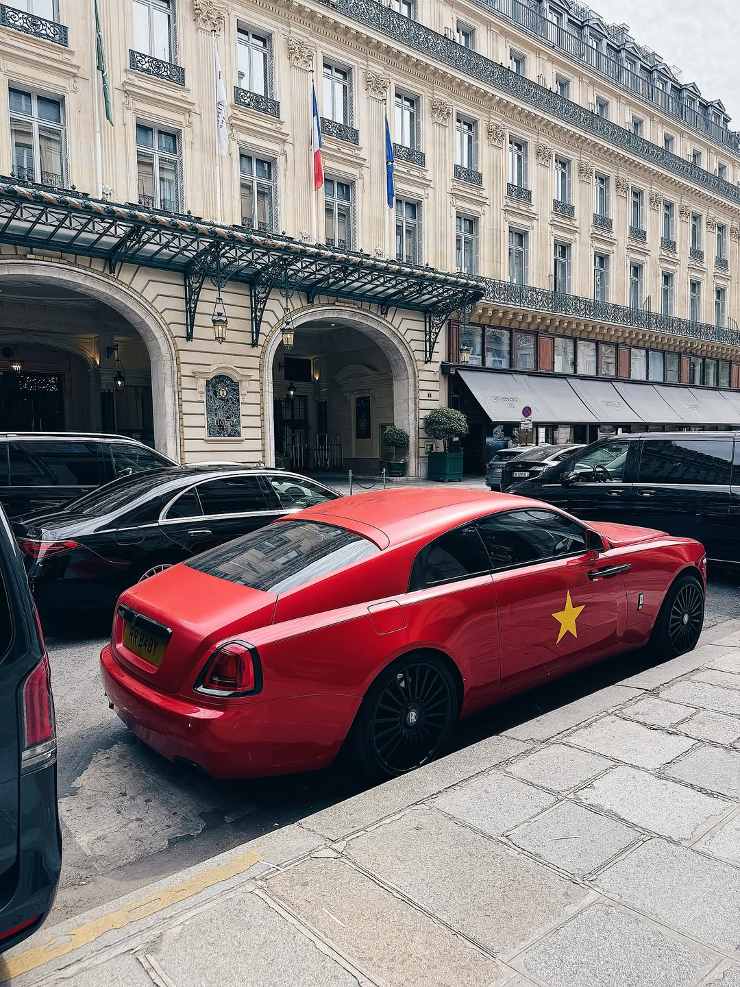 Xe Rolls-Royce 'cờ đỏ sao vàng' ở châu Âu hút 20.000 lượt tương tác, nhiều người hỏi: Sao chỉ có 3 bánh?- Ảnh 4. Xe Rolls-Royce 'cờ đỏ sao vàng' ở châu Âu hút 20.000 lượt tương tác, nhiều người hỏi: Sao chỉ có 3 bánh?- Ảnh 4.