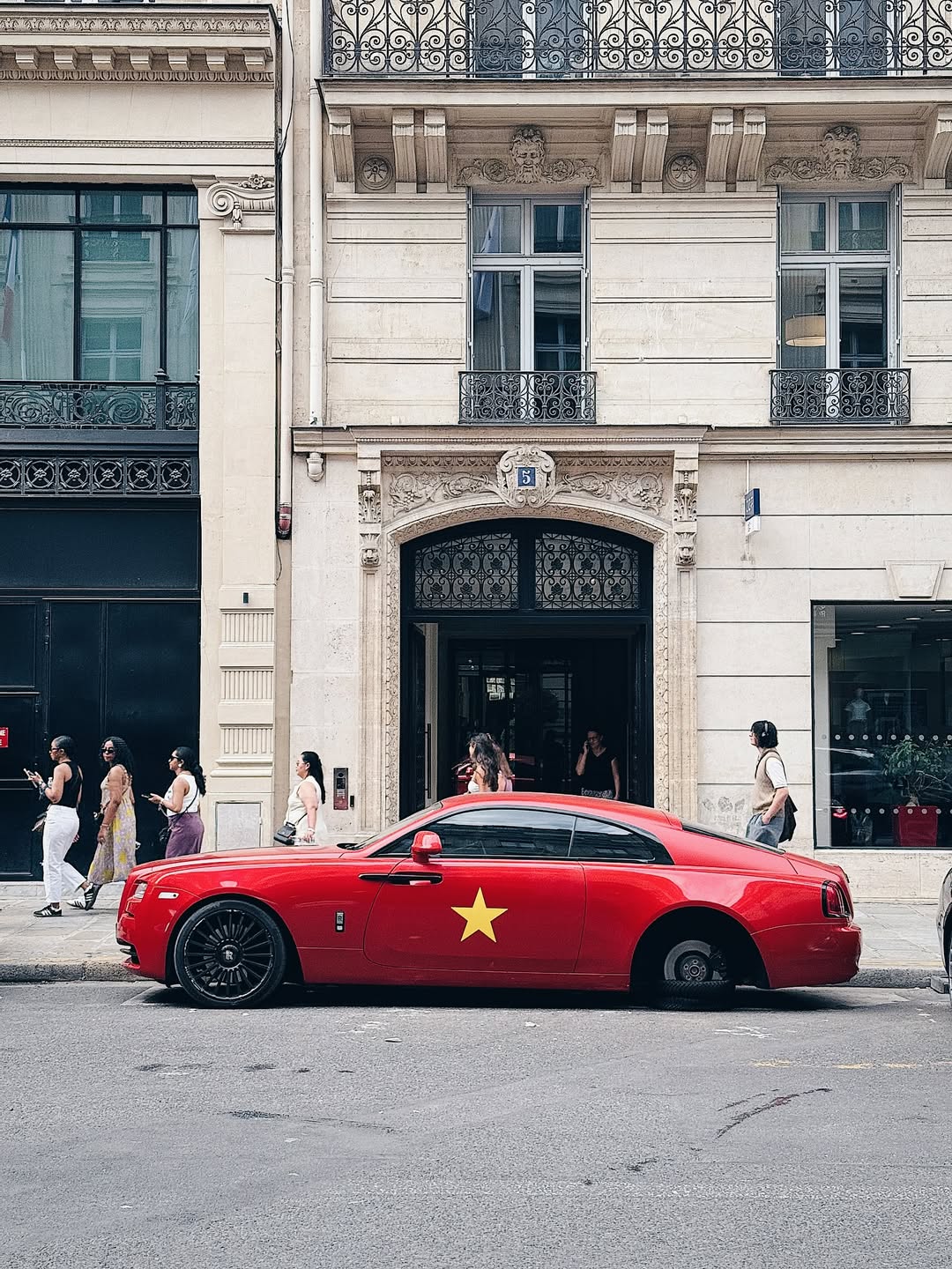 Xe Rolls-Royce 'cờ đỏ sao vàng' ở châu Âu hút 20.000 lượt tương tác, nhiều người hỏi: Sao chỉ có 3 bánh?- Ảnh 11. Xe Rolls-Royce 'cờ đỏ sao vàng' ở châu Âu hút 20.000 lượt tương tác, nhiều người hỏi: Sao chỉ có 3 bánh?- Ảnh 11.