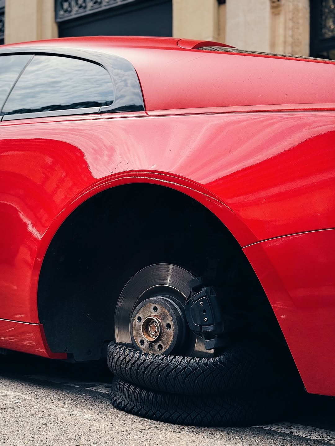 Xe Rolls-Royce 'cờ đỏ sao vàng' ở châu Âu hút 20.000 lượt tương tác, nhiều người hỏi: Sao chỉ có 3 bánh?- Ảnh 7. Xe Rolls-Royce 'cờ đỏ sao vàng' ở châu Âu hút 20.000 lượt tương tác, nhiều người hỏi: Sao chỉ có 3 bánh?- Ảnh 7.