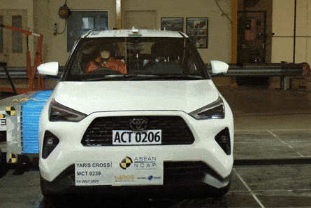 Ai chê Toyota Yaris Cross vỏ mỏng thì nên xem clip này: Đâm nát đầu, bẹp hông mà người vẫn được bảo vệ, điểm an toàn ngang Xforce- Ảnh 2. Ai chê Toyota Yaris Cross vỏ mỏng thì nên xem clip này: Đâm nát đầu, bẹp hông mà người vẫn được bảo vệ, điểm an toàn ngang Xforce- Ảnh 2.