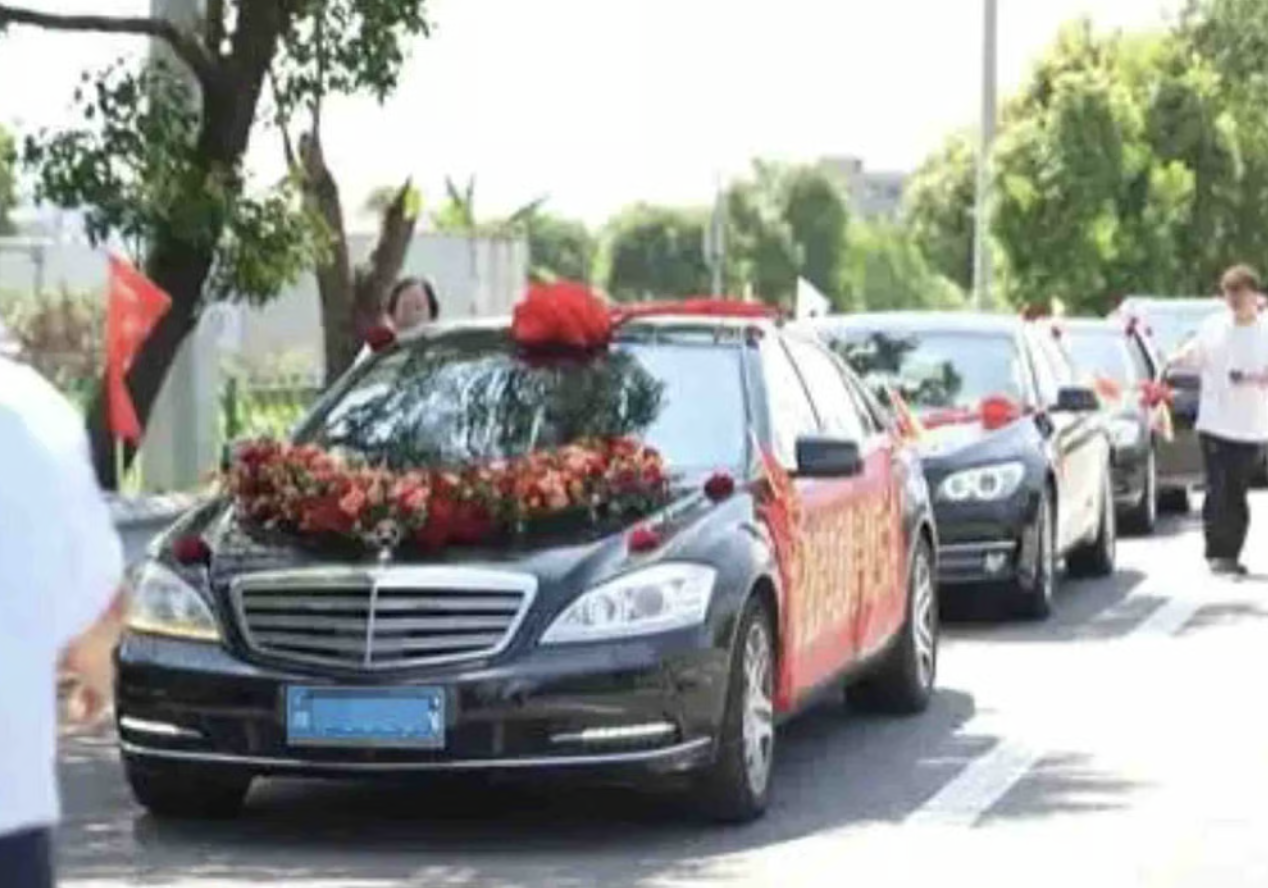 Học trò nghèo đỗ Bắc Đại, dòng họ mở tiệc 30 bàn, rước xe sang ăn mừng - CĐM chia 2 phe ý kiến: Áp lực hay tự hào?- Ảnh 3.