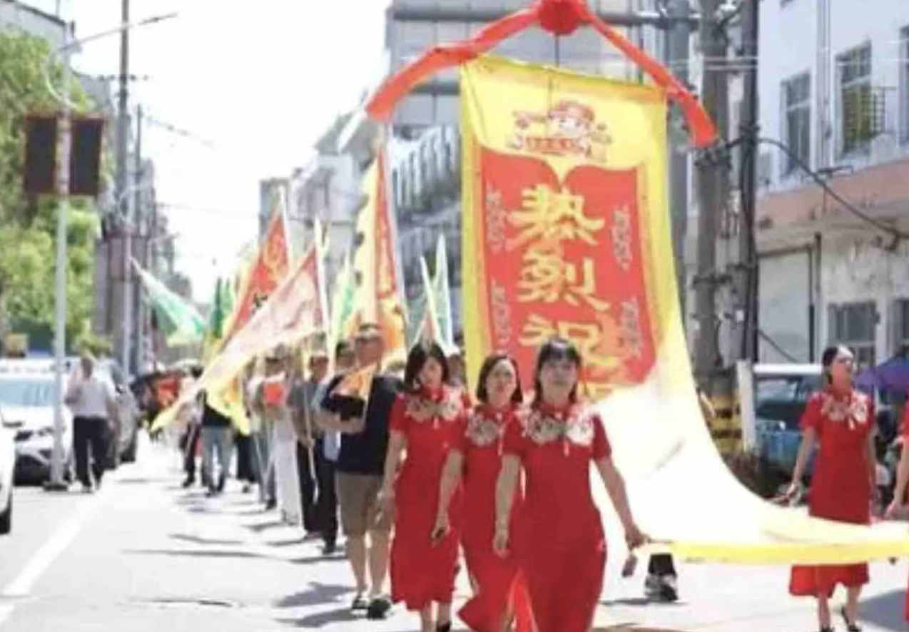 Học trò nghèo đỗ Bắc Đại, dòng họ mở tiệc 30 bàn, rước xe sang ăn mừng - CĐM chia 2 phe ý kiến: Áp lực hay tự hào?- Ảnh 2.