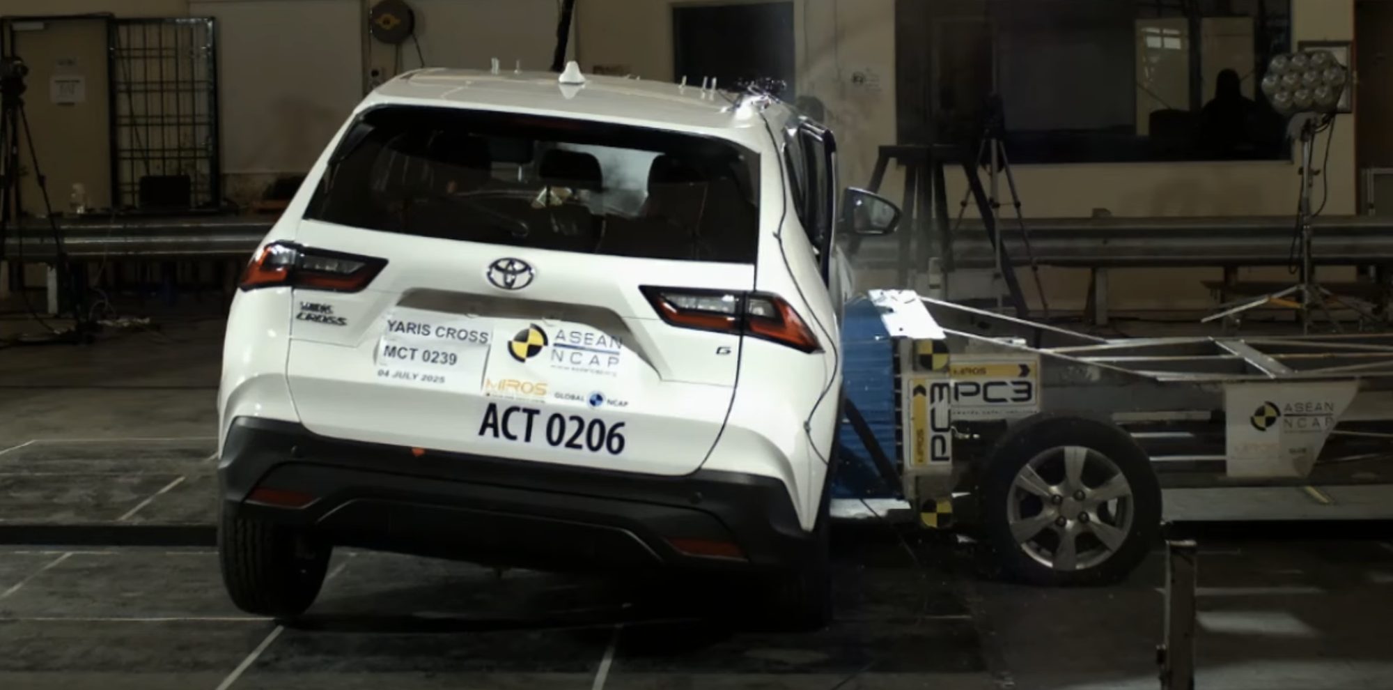 Ai chê Toyota Yaris Cross vỏ mỏng thì nên xem clip này: Đâm nát đầu, bẹp hông mà người vẫn được bảo vệ, điểm an toàn ngang Xforce- Ảnh 4.