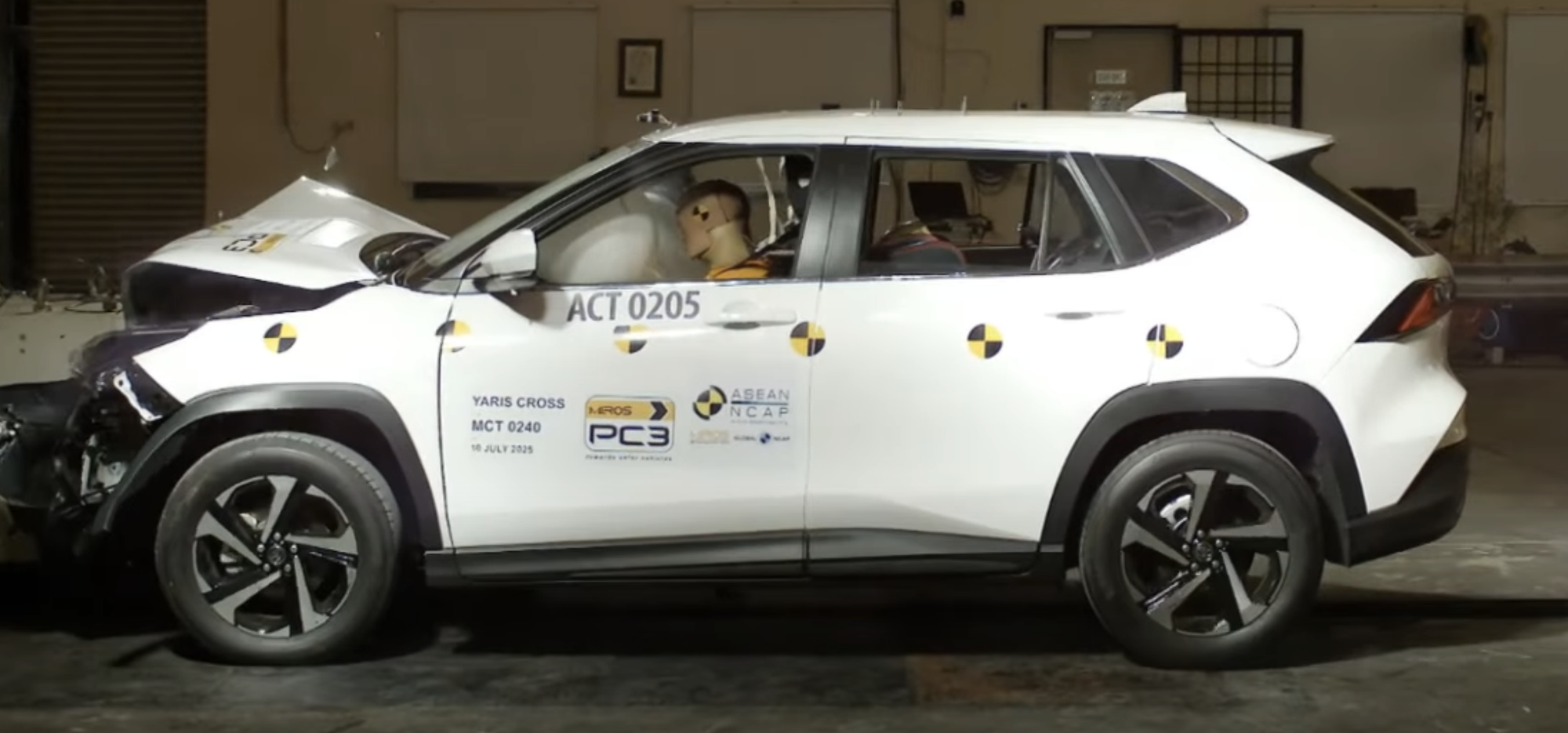 Ai chê Toyota Yaris Cross vỏ mỏng thì nên xem clip này: Đâm nát đầu, bẹp hông mà người vẫn được bảo vệ, điểm an toàn ngang Xforce- Ảnh 3.