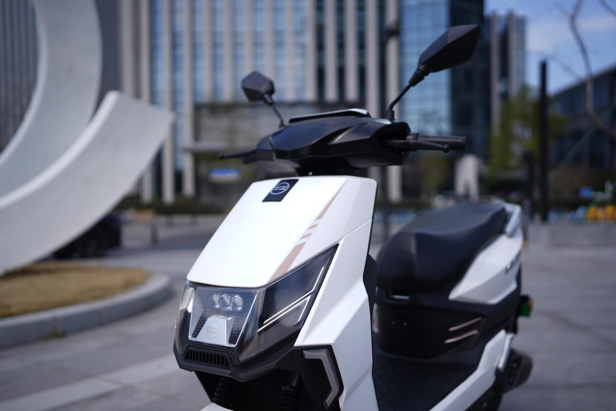 Xe máy điện nhỏ gọn như Vision, giá chỉ 18 triệu đồng, sạc 1 lần đi tới 100 km- Ảnh 1.