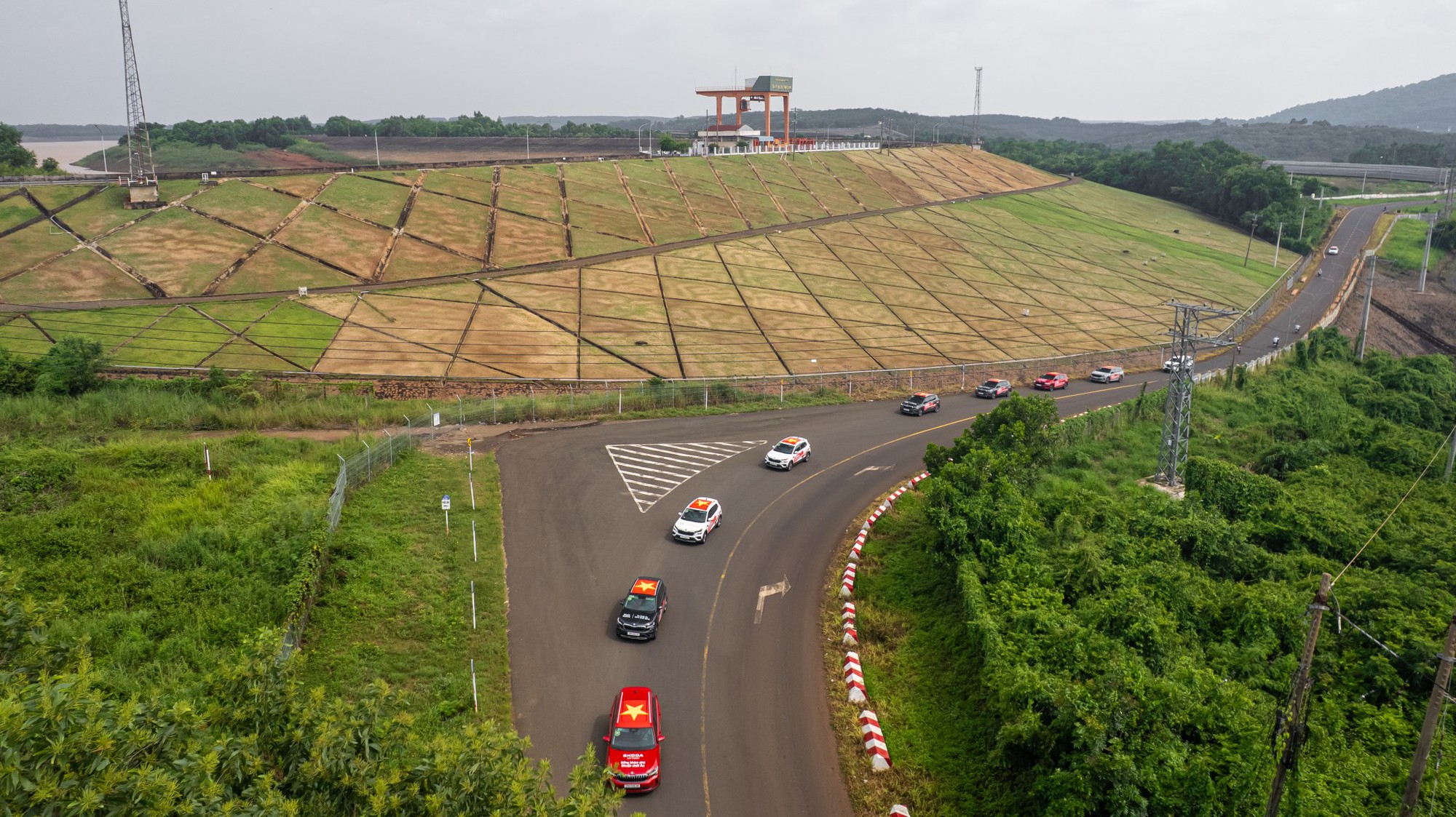 Đoàn xe Skoda vượt 400km tới Buôn Ma Thuột: Băng rừng, xuyên mưa trắng trời mới thấy rõ khung gầm quan trọng thế nào- Ảnh 14.