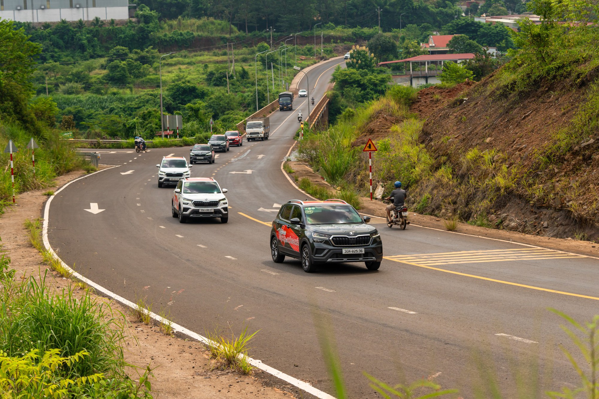 Đoàn xe Skoda vượt 400km tới Buôn Ma Thuột: Băng rừng, xuyên mưa trắng trời mới thấy rõ khung gầm quan trọng thế nào- Ảnh 3.