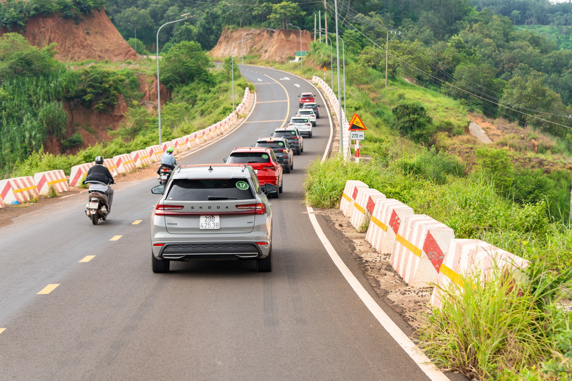 Đoàn xe Skoda vượt 400km tới Buôn Ma Thuột: Băng rừng, xuyên mưa trắng trời mới thấy rõ khung gầm quan trọng thế nào- Ảnh 4.