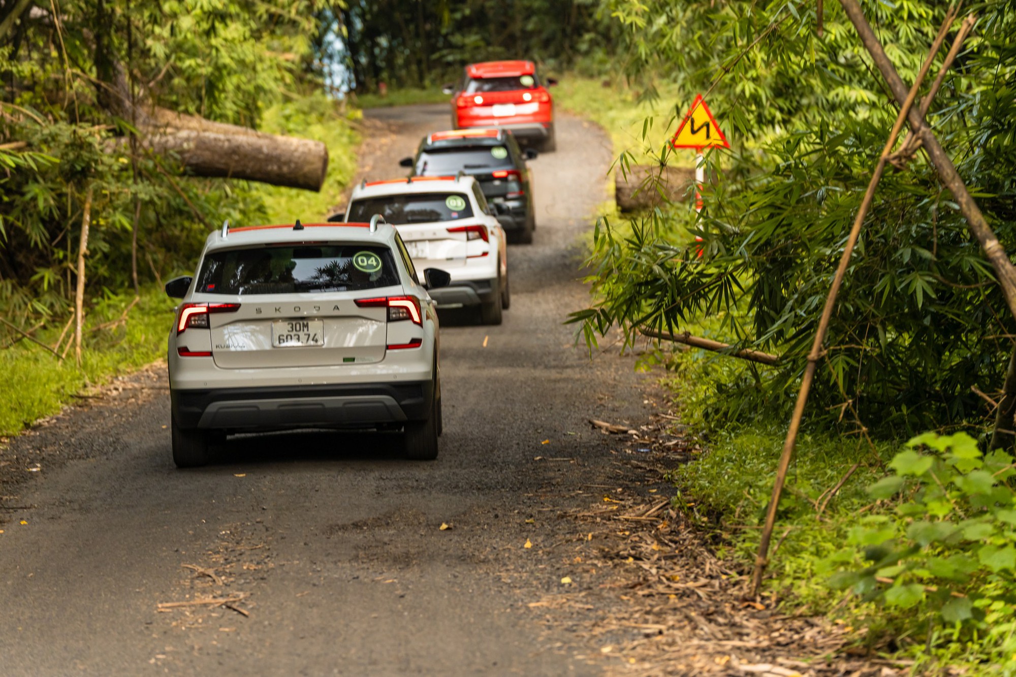Đoàn xe Skoda vượt 400km tới Buôn Ma Thuột: Băng rừng, xuyên mưa trắng trời mới thấy rõ khung gầm quan trọng thế nào- Ảnh 21.