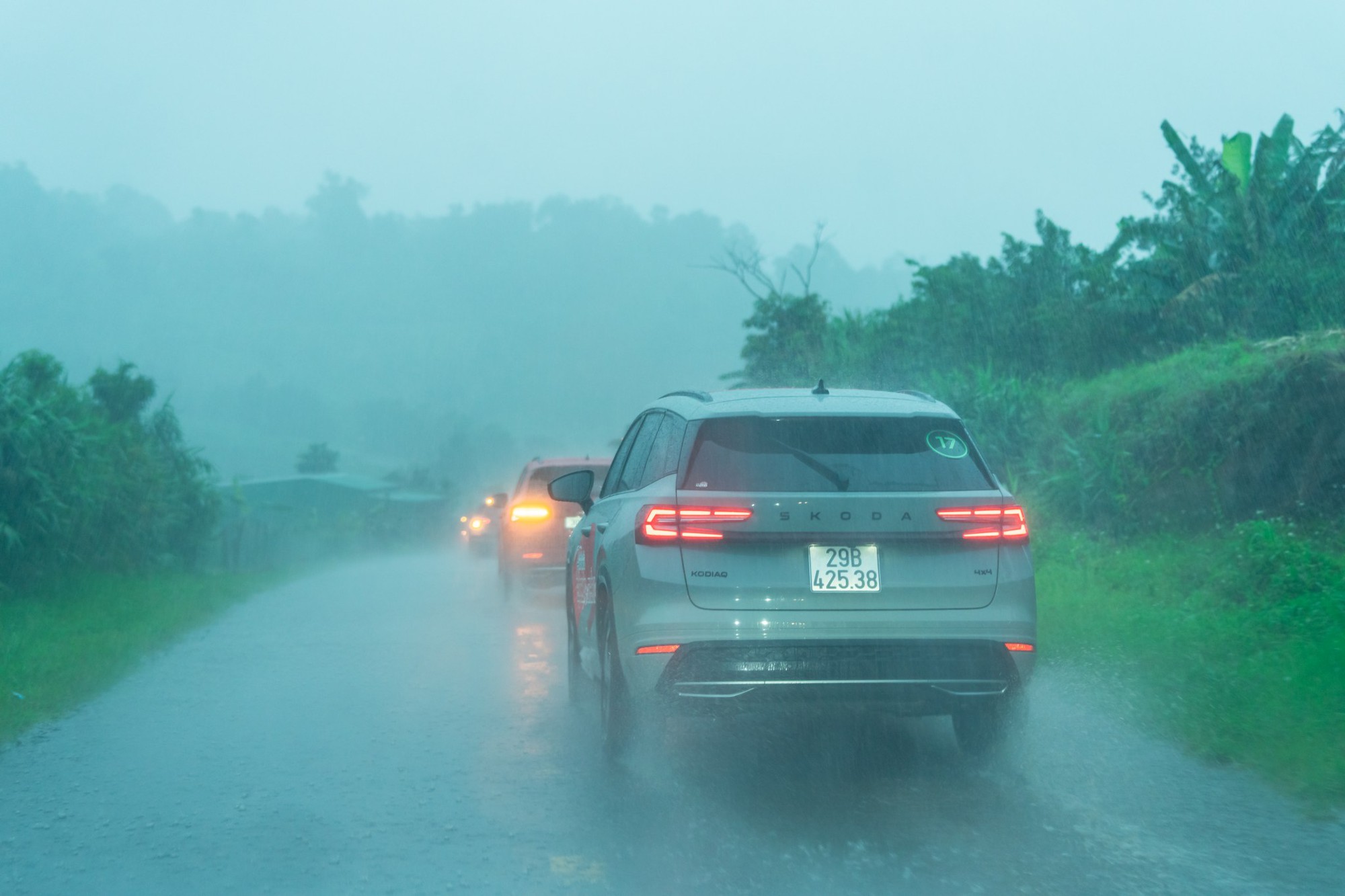Đoàn xe Skoda vượt 400km tới Buôn Ma Thuột: Băng rừng, xuyên mưa trắng trời mới thấy rõ khung gầm quan trọng thế nào- Ảnh 10.