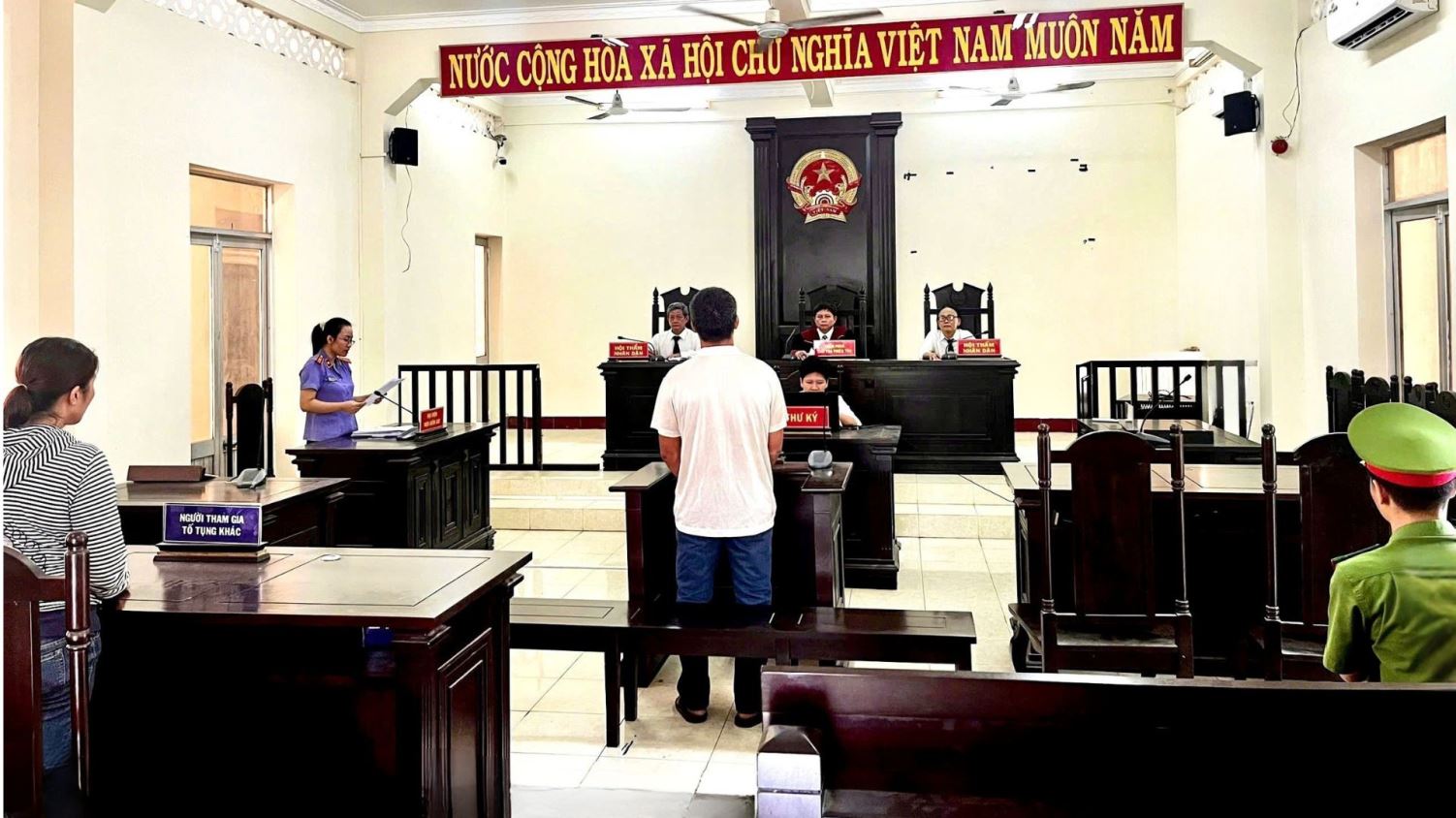 Phạt tù người đàn ông chạy ô tô gây náo loạn trên bãi biển- Ảnh 1. Phạt tù người đàn ông chạy ô tô gây náo loạn trên bãi biển- Ảnh 1.