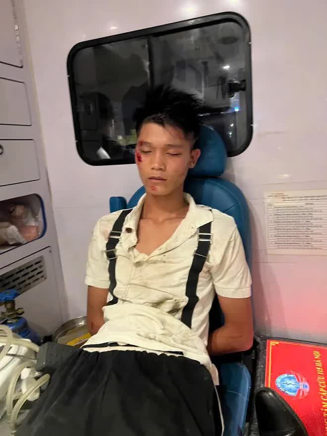 Công an công bố danh tính 2 đối tượng "thông chốt" đường cấm, tông thẳng vào chiến sĩ CSCĐ- Ảnh 2. Công an công bố danh tính 2 đối tượng "thông chốt" đường cấm, tông thẳng vào chiến sĩ CSCĐ- Ảnh 2.