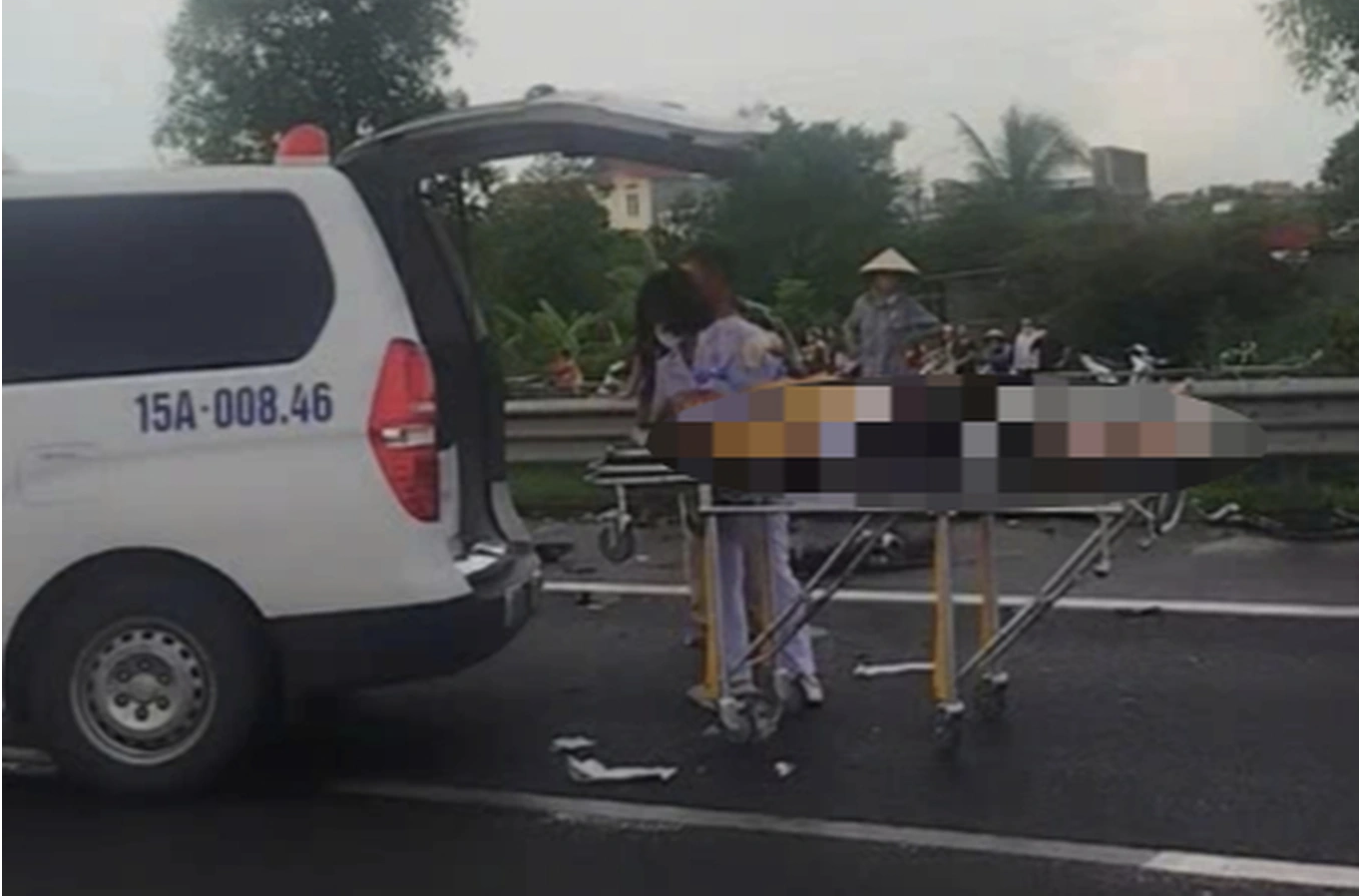 Hiện trường kinh hoàng vụ tai nạn trên cao tốc Hà Nội - Hải Phòng: Xe con bị vò nát, mảnh vỡ la liệt trên đường- Ảnh 2.