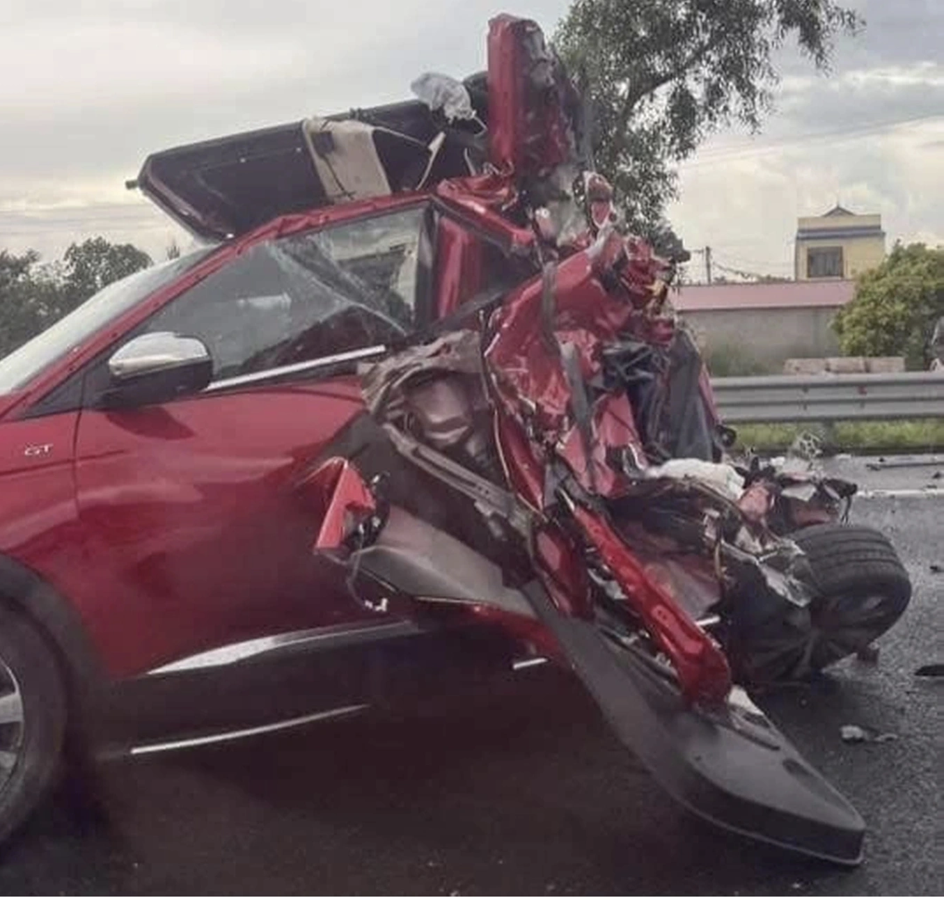 Hiện trường kinh hoàng vụ tai nạn trên cao tốc Hà Nội - Hải Phòng: Xe con bị vò nát, mảnh vỡ la liệt trên đường- Ảnh 3.